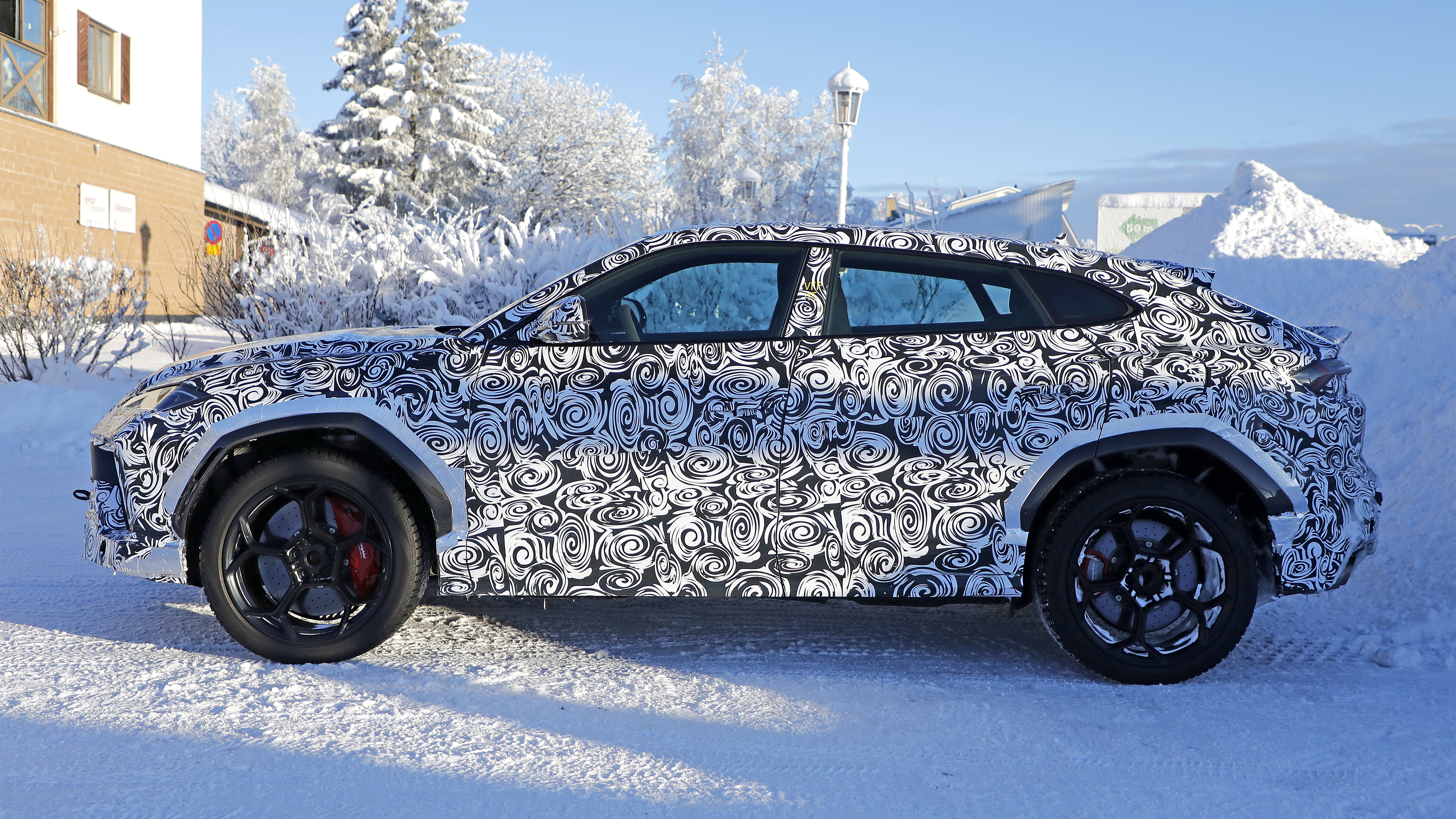 Lamborghini Urus SE Performante - side profile