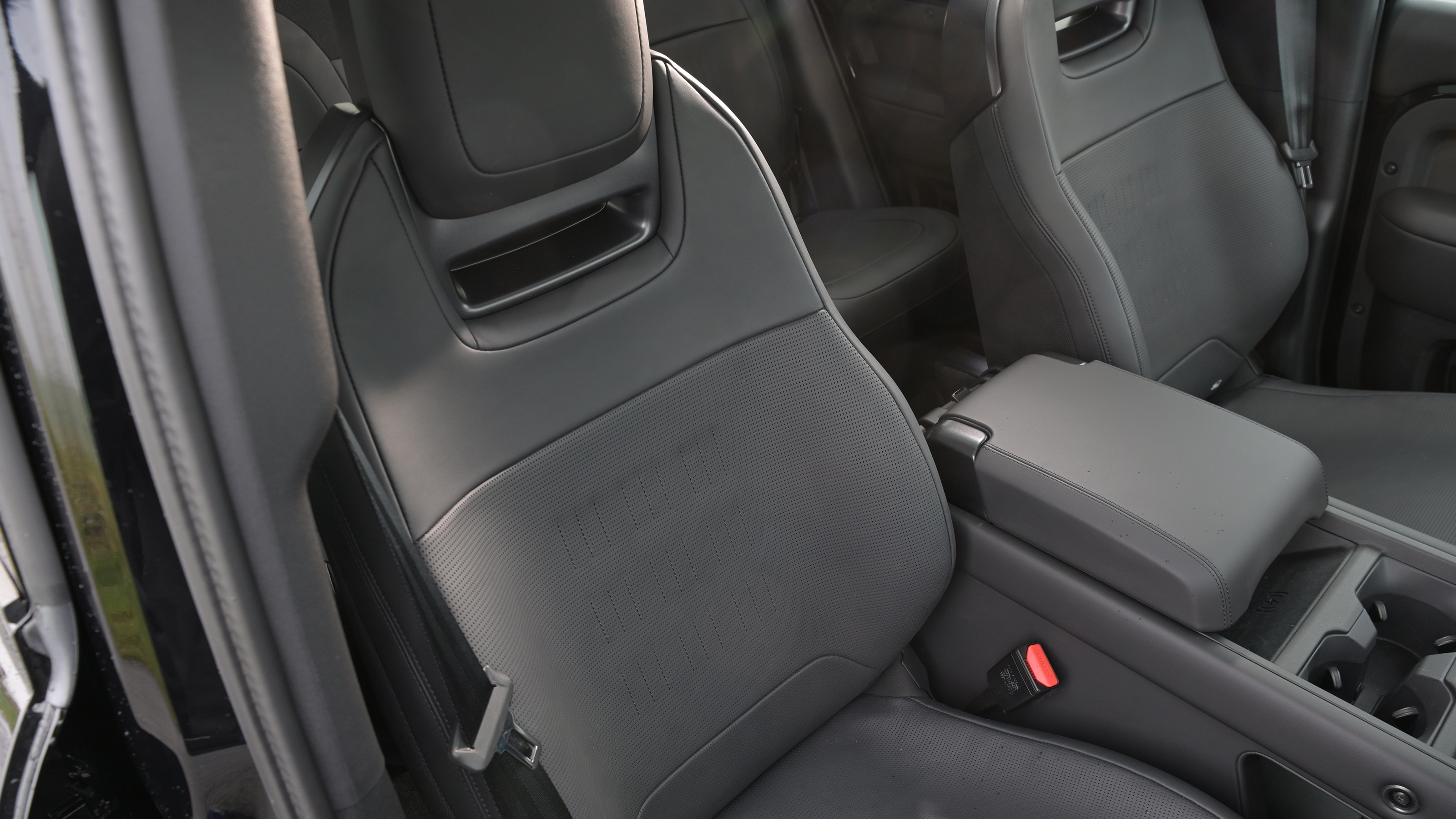 Land Rover Defender OCTA Black - front seats