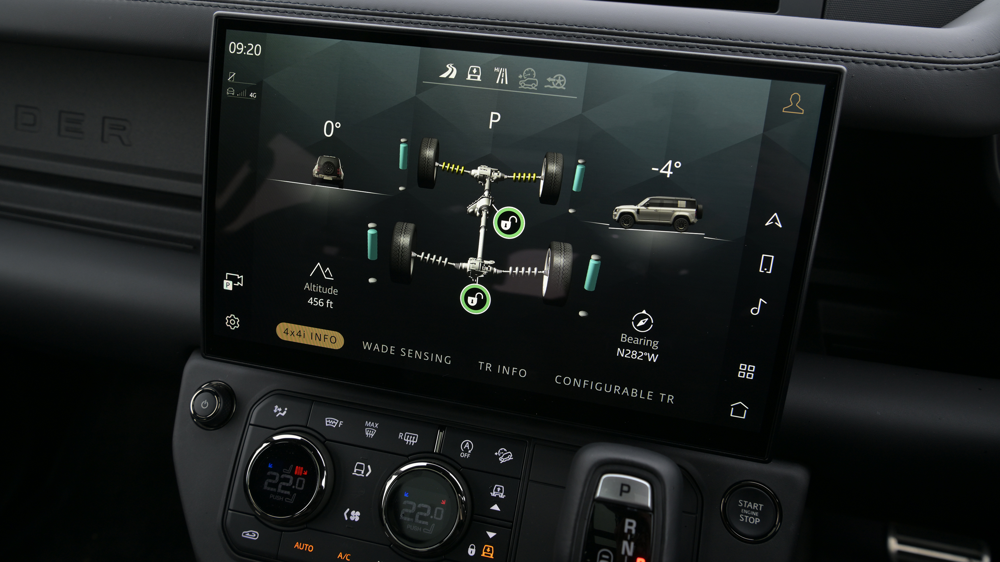 Land Rover Defender OCTA Black - infotainment screen