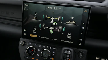 Land Rover Defender OCTA Black - infotainment screen