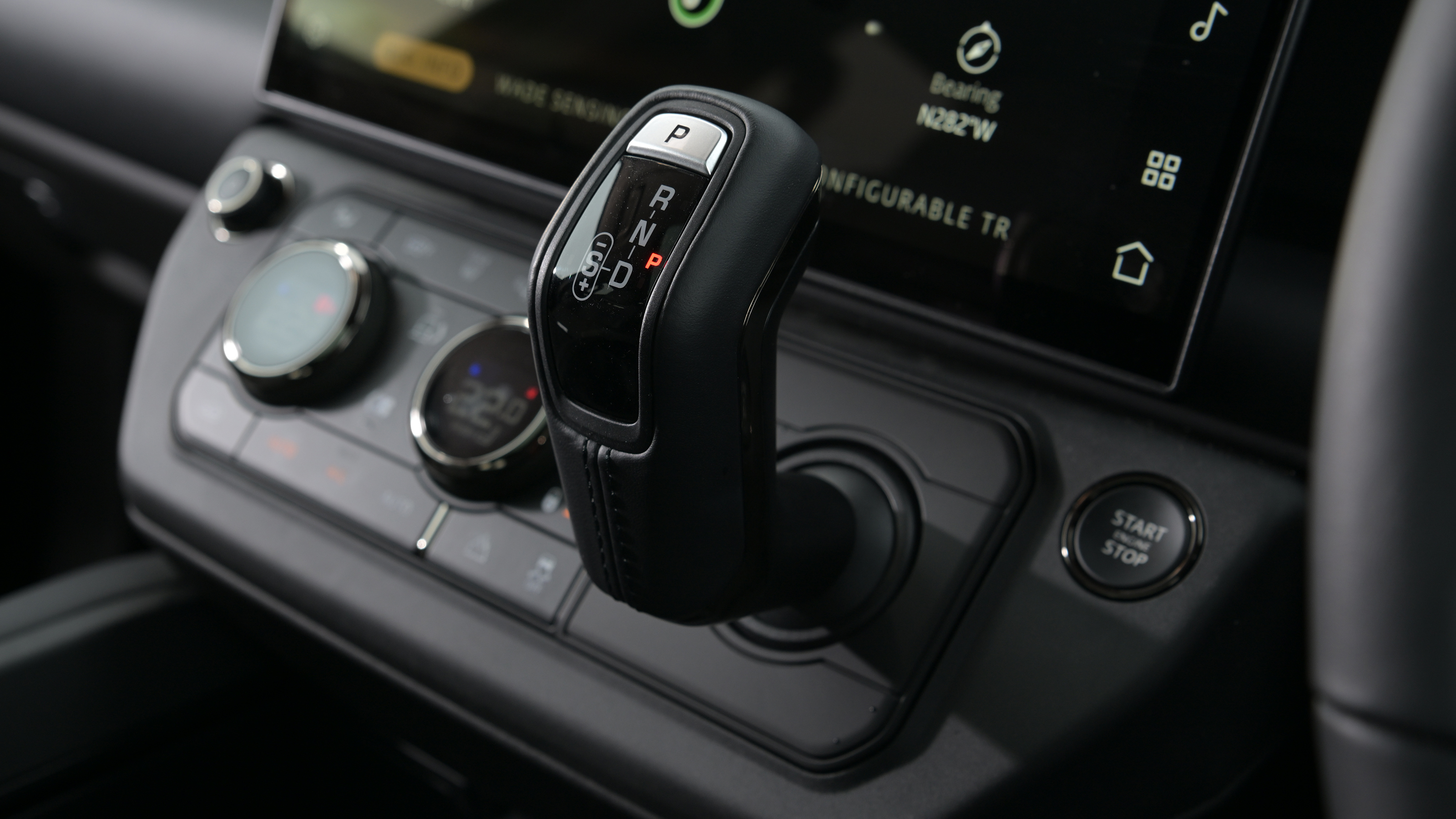 Land Rover Defender OCTA Black - gear selector