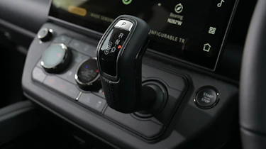 Land Rover Defender OCTA Black - gear selector
