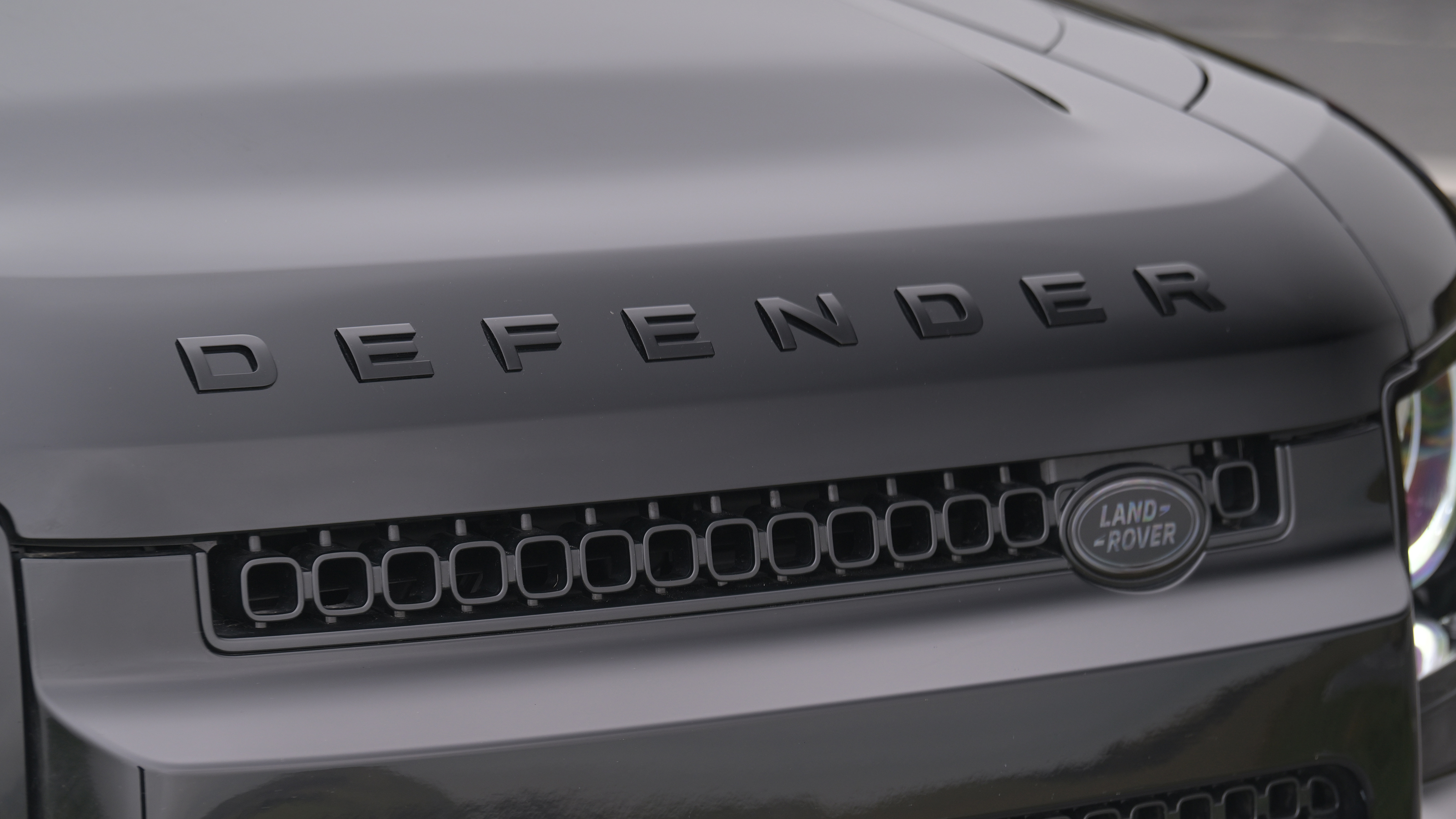 Land Rover Defender OCTA Black - bonnet badging