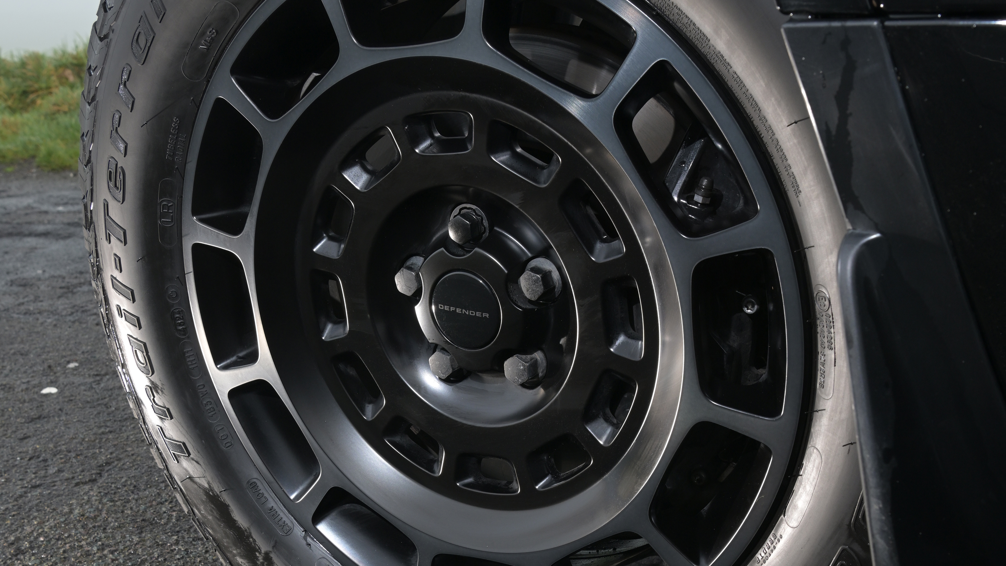 Land Rover Defender OCTA Black - wheel