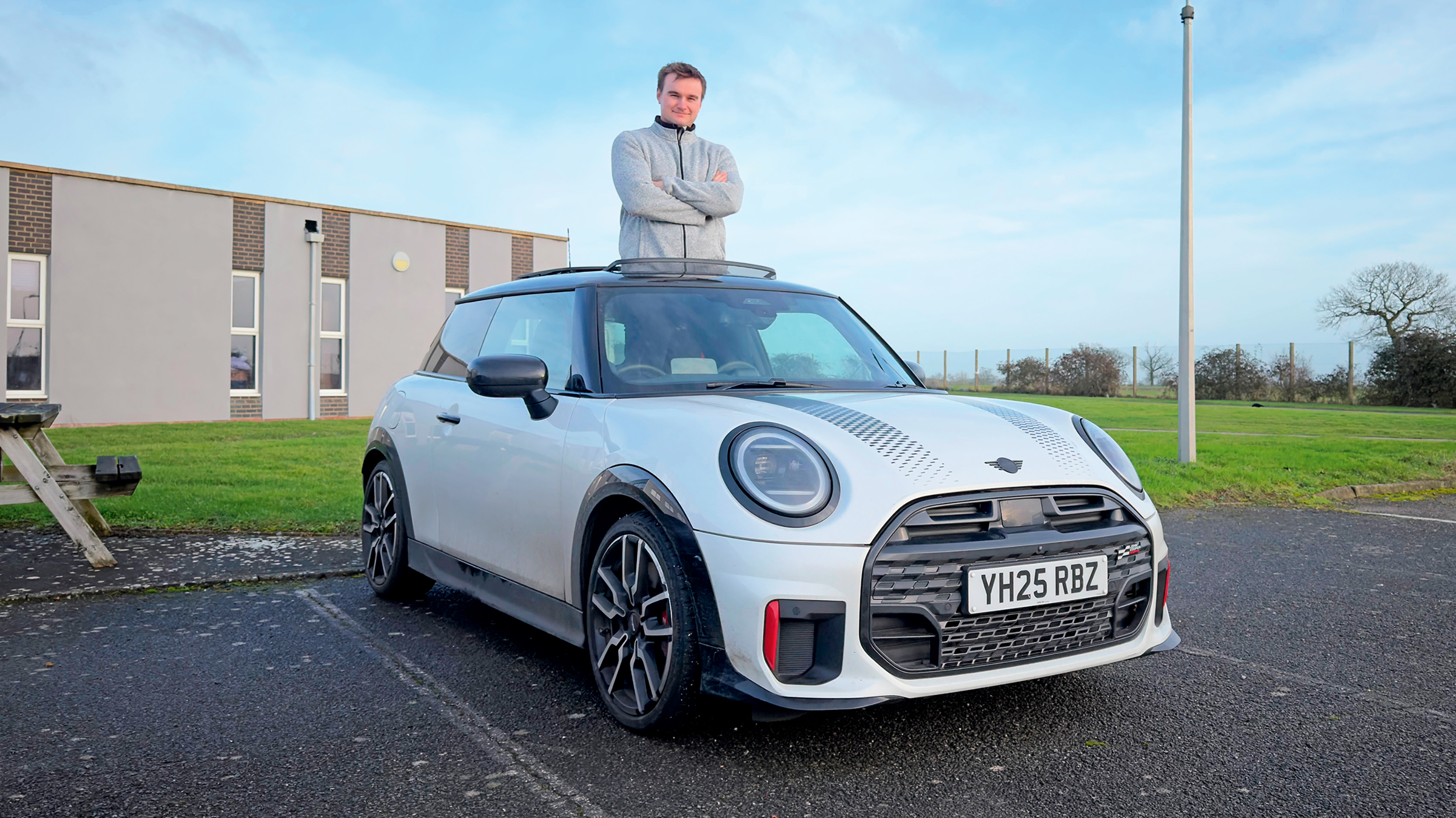 MINI Cooper - standing through sunroof