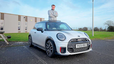 MINI Cooper - standing through sunroof