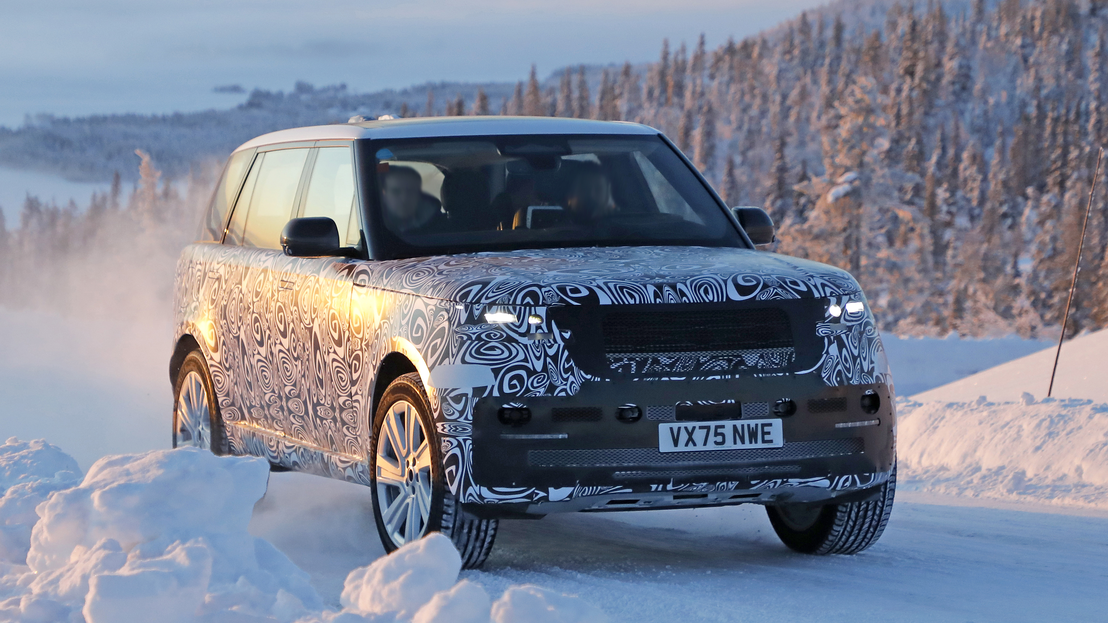 Facelifted Range Rover 2027 - front tracking 