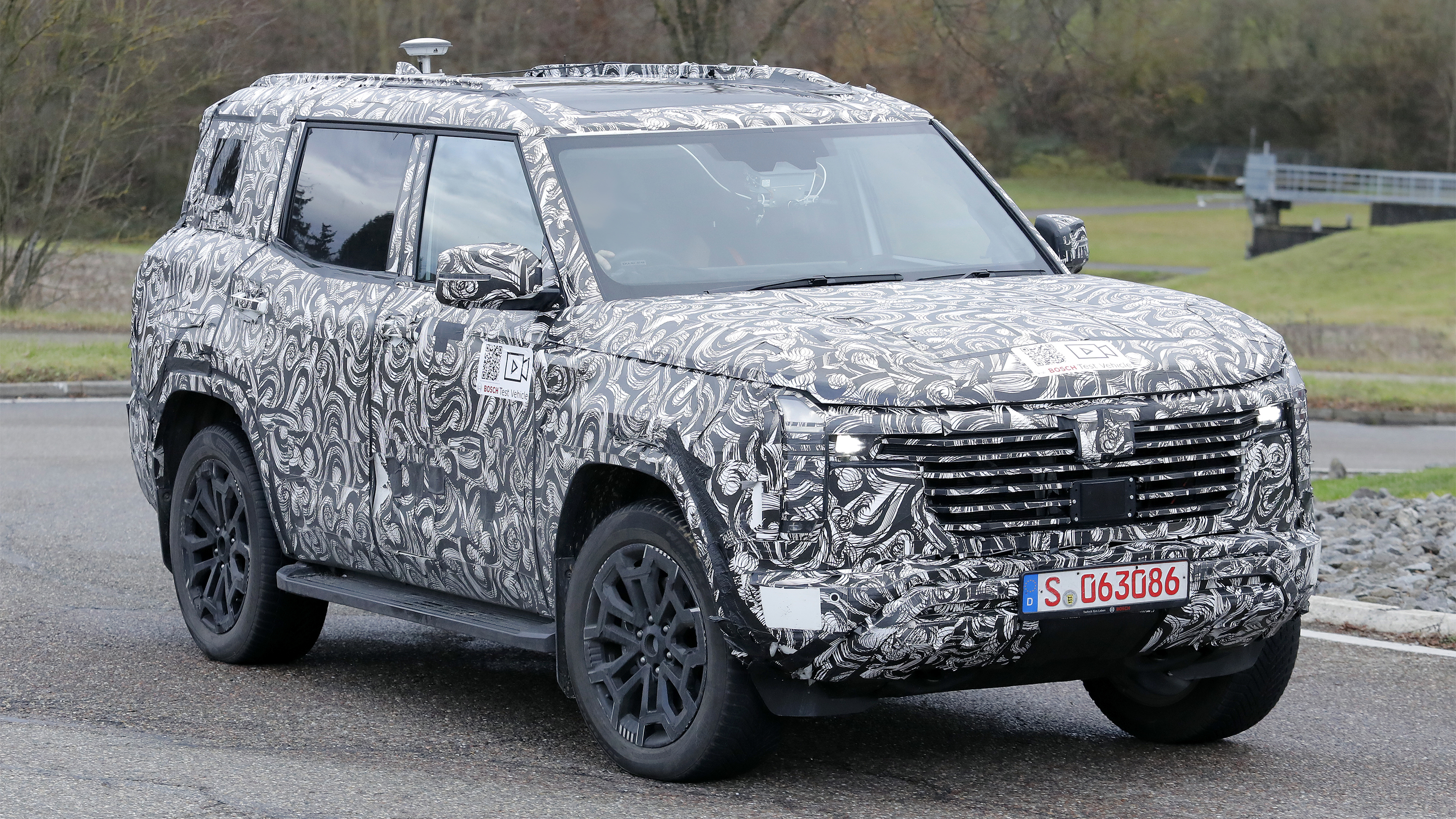 New Mitsubishi Shogun - front 3/4