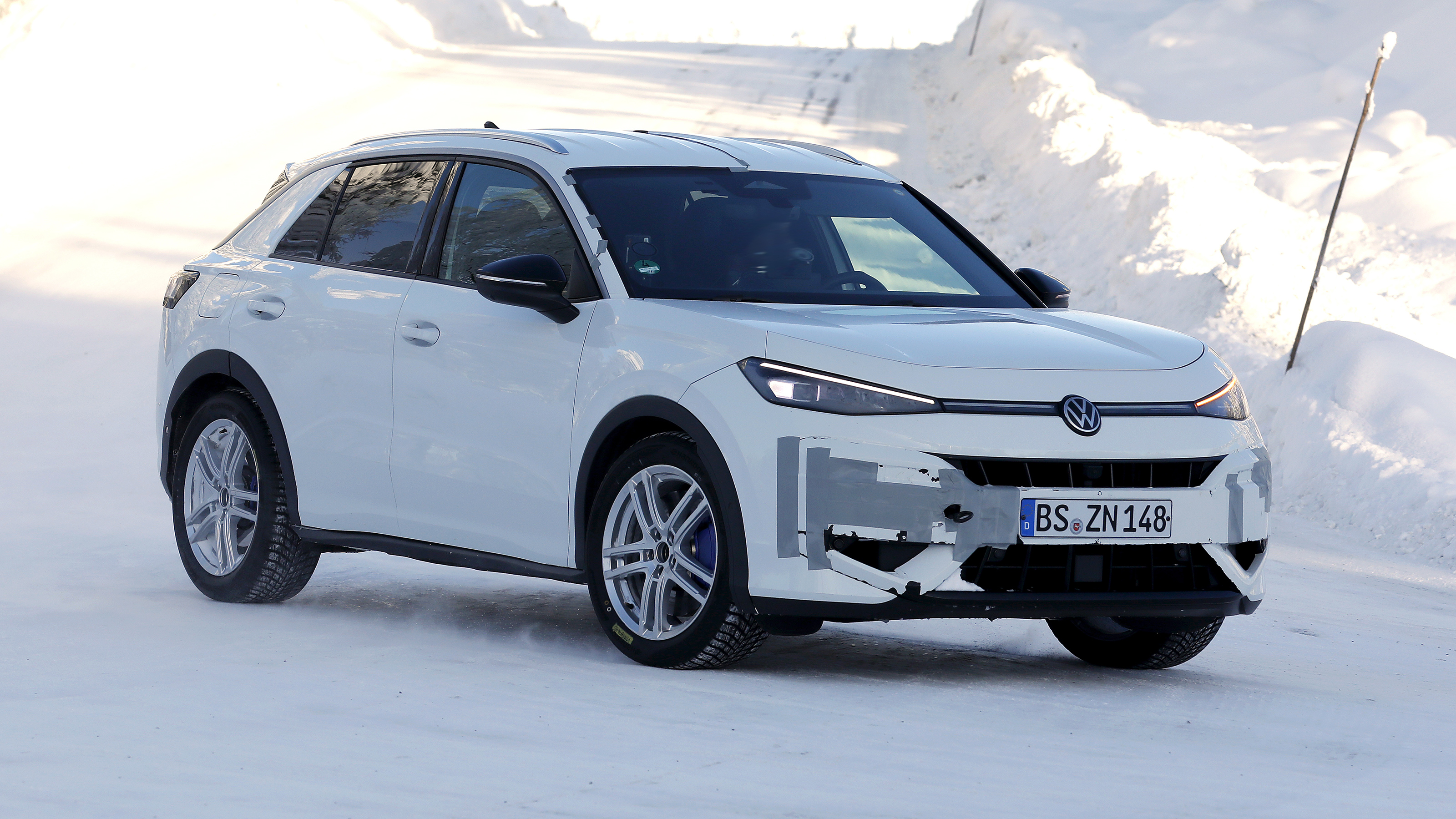 Volkswagen T-Roc R (camouflaged) - front