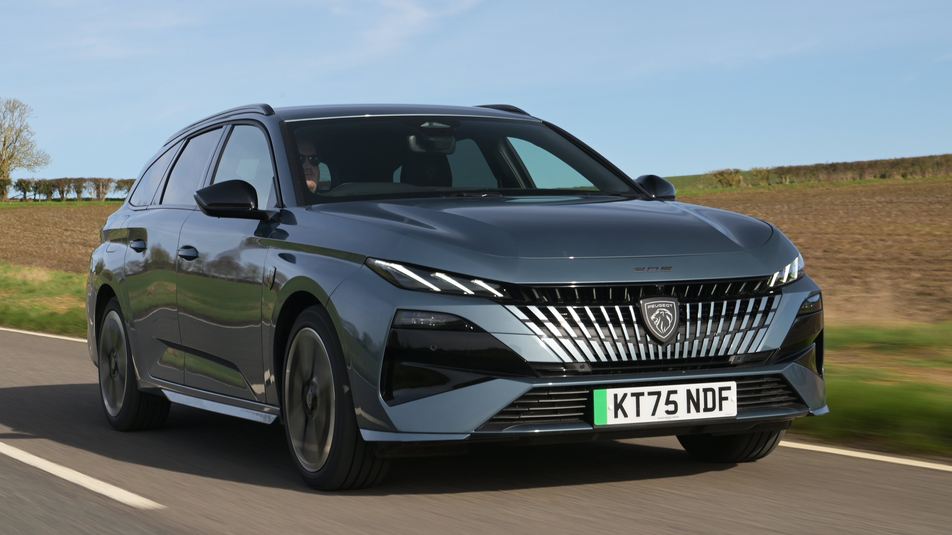 Peugeot E-308 SW facelift - front tracking 