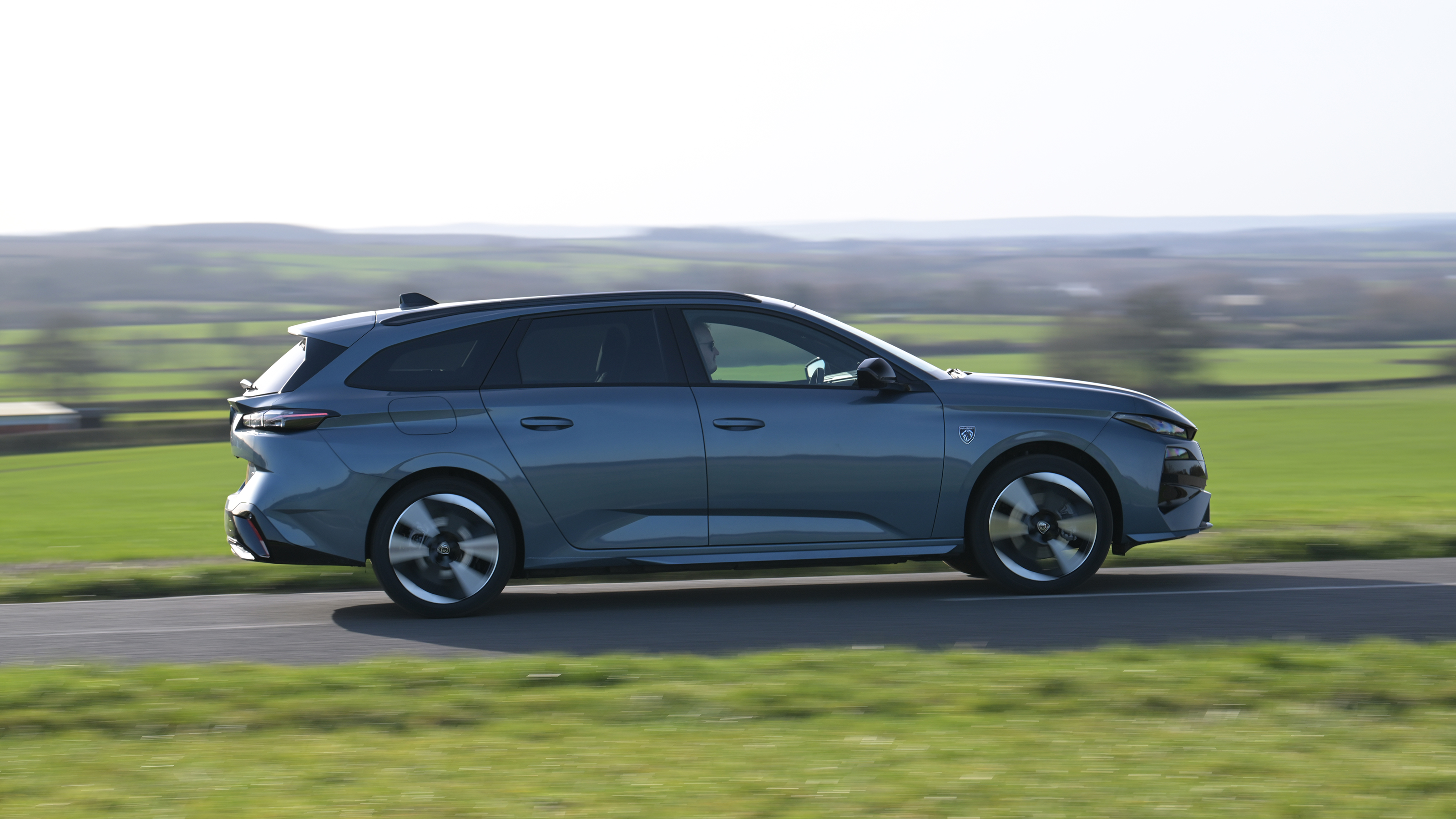 Peugeot E-308 SW facelift - side action