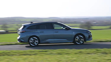 Peugeot E-308 SW facelift - side action