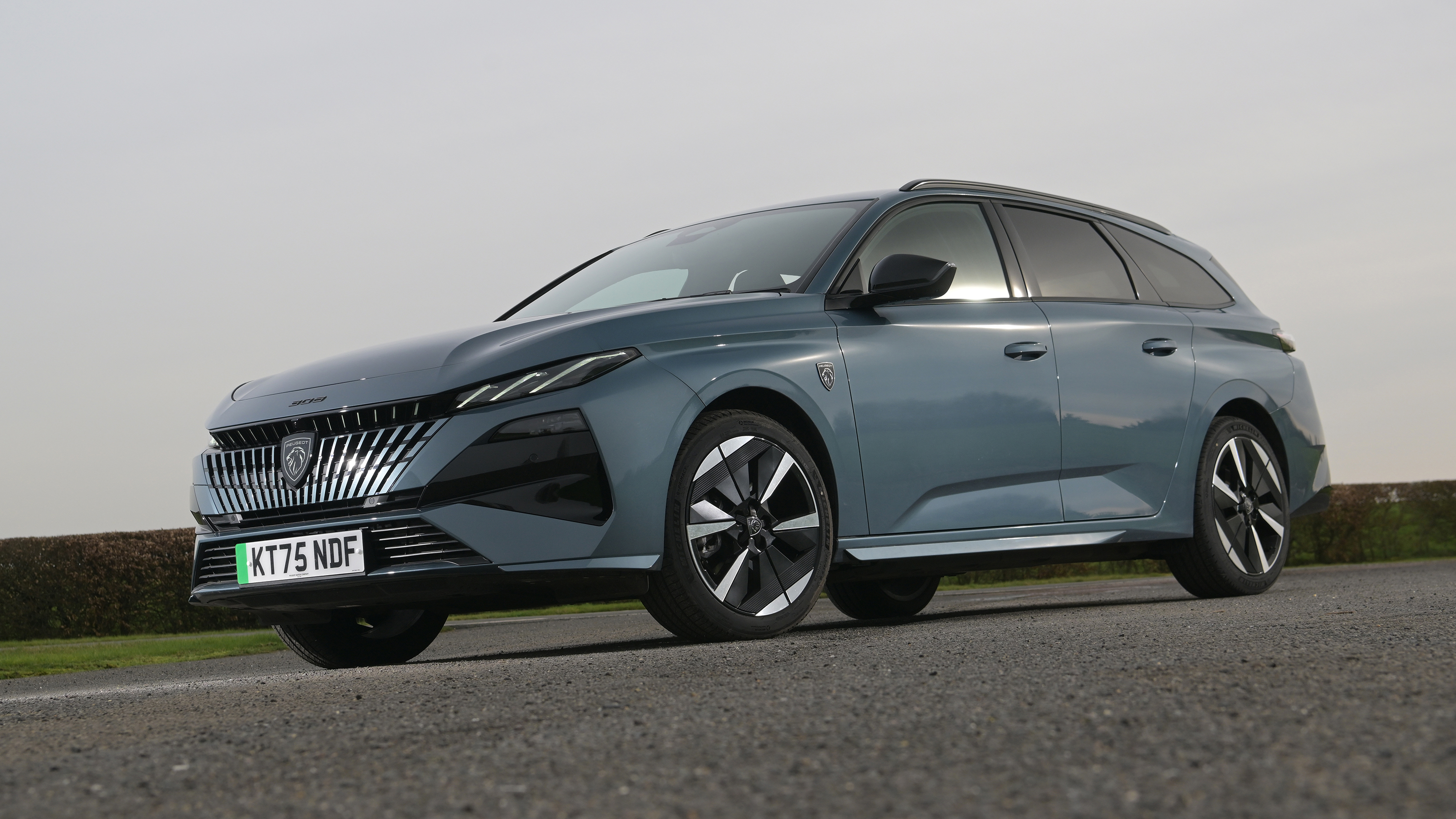 Peugeot E-308 SW facelift - front static 