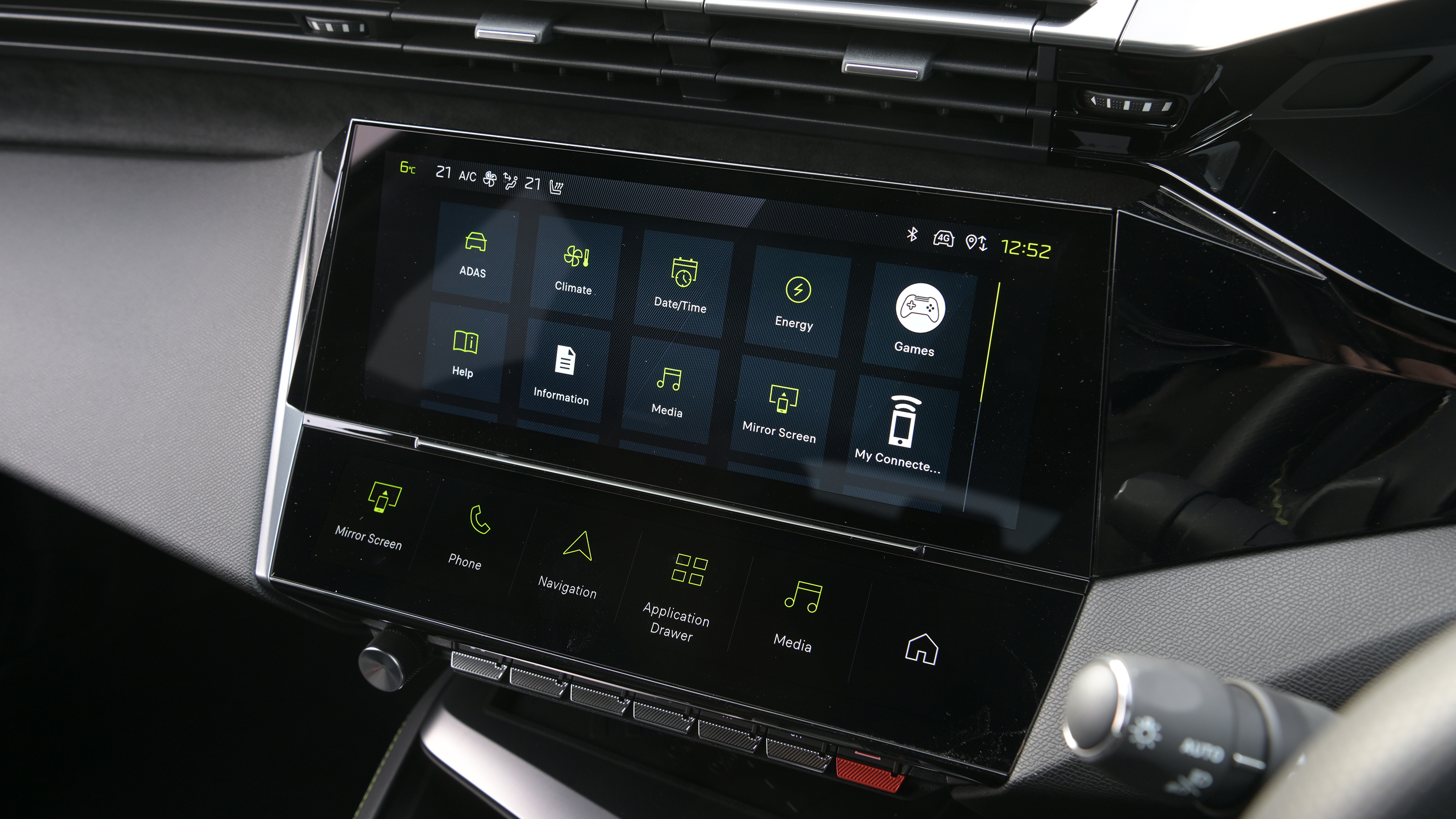 Peugeot E-308 SW facelift - infotainment screen