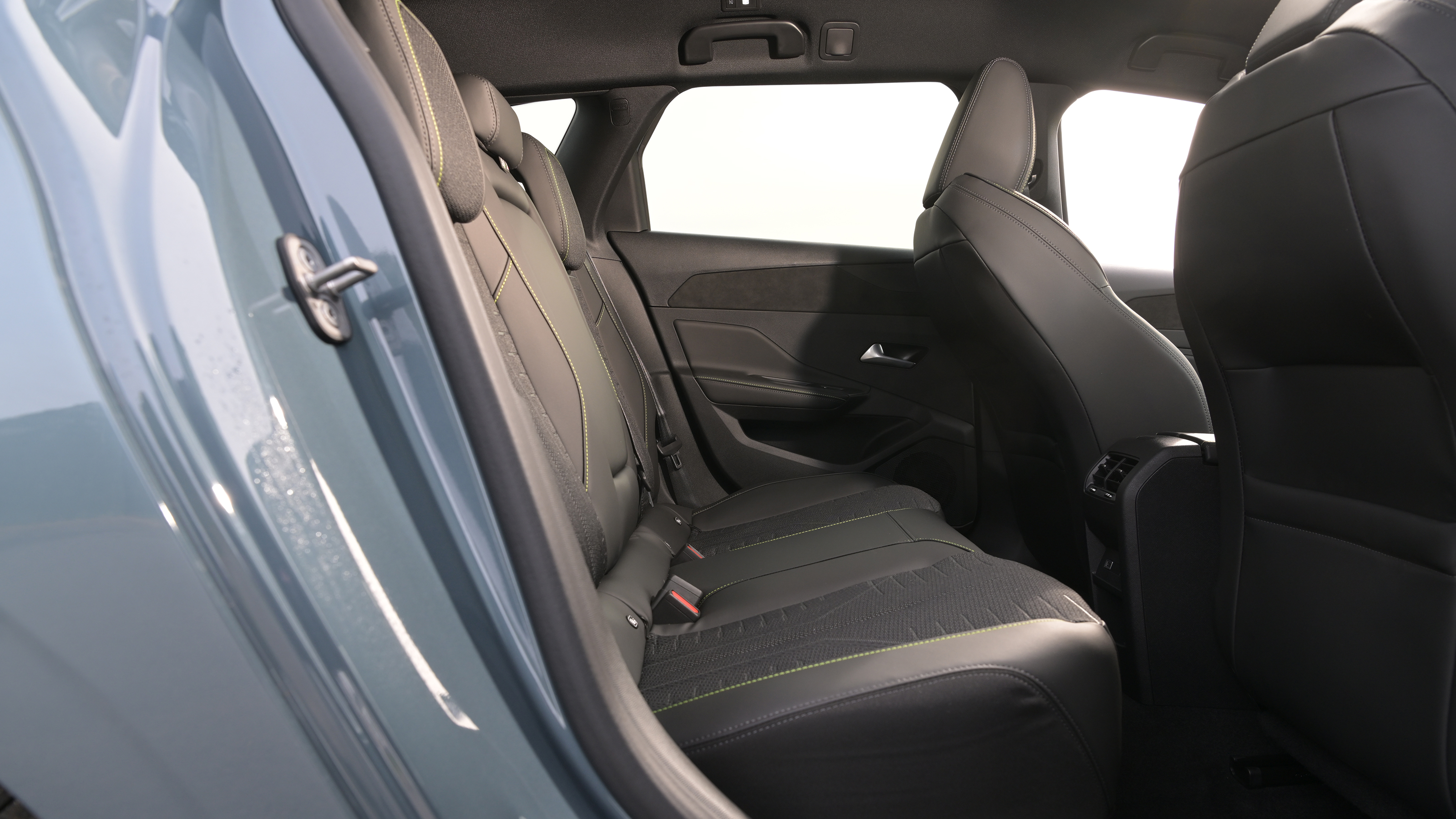 Peugeot E-308 SW facelift - rear seats 