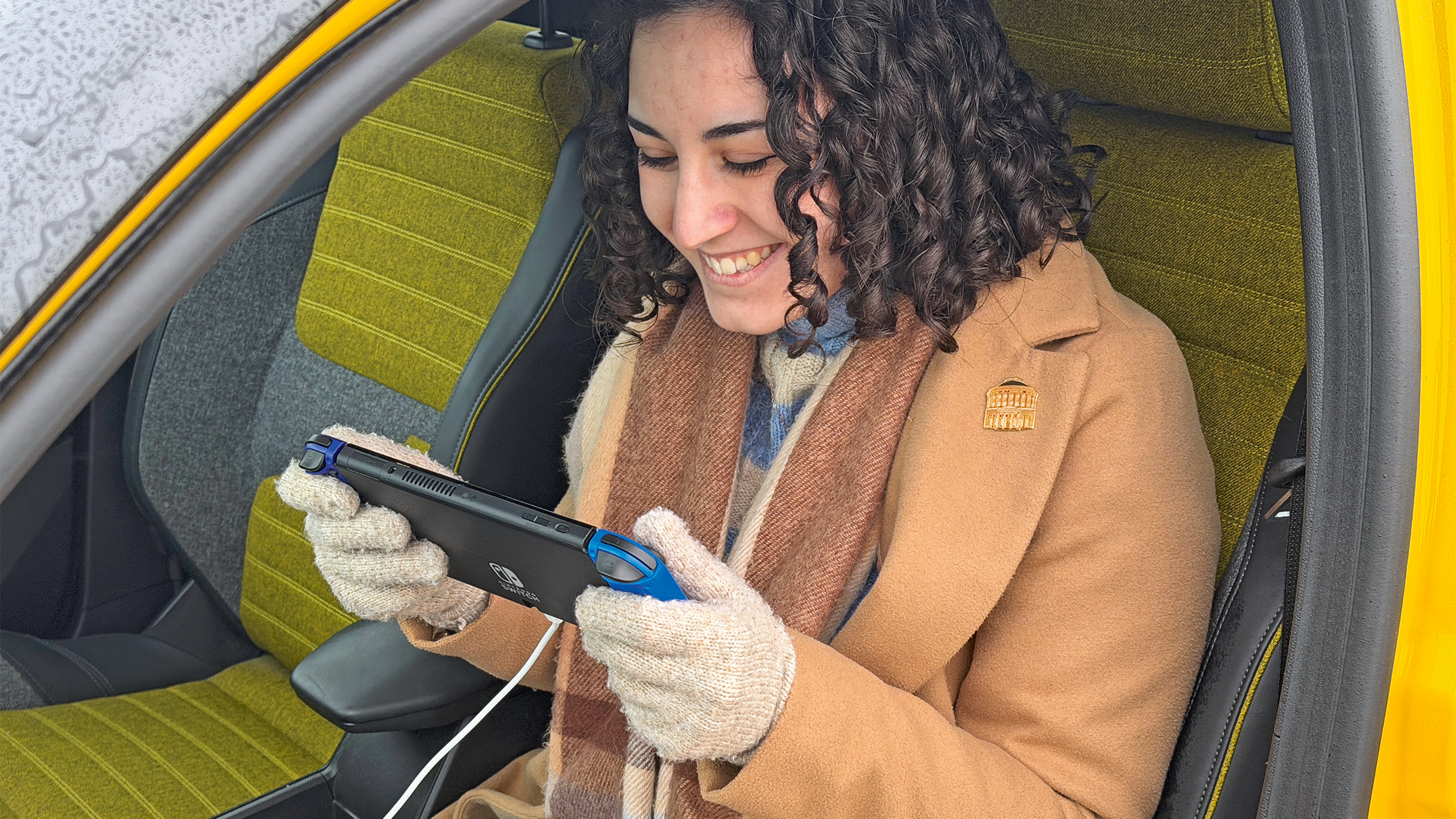 Renault 5 E-Tech Iconic Five - Victoria playing on a gaming device