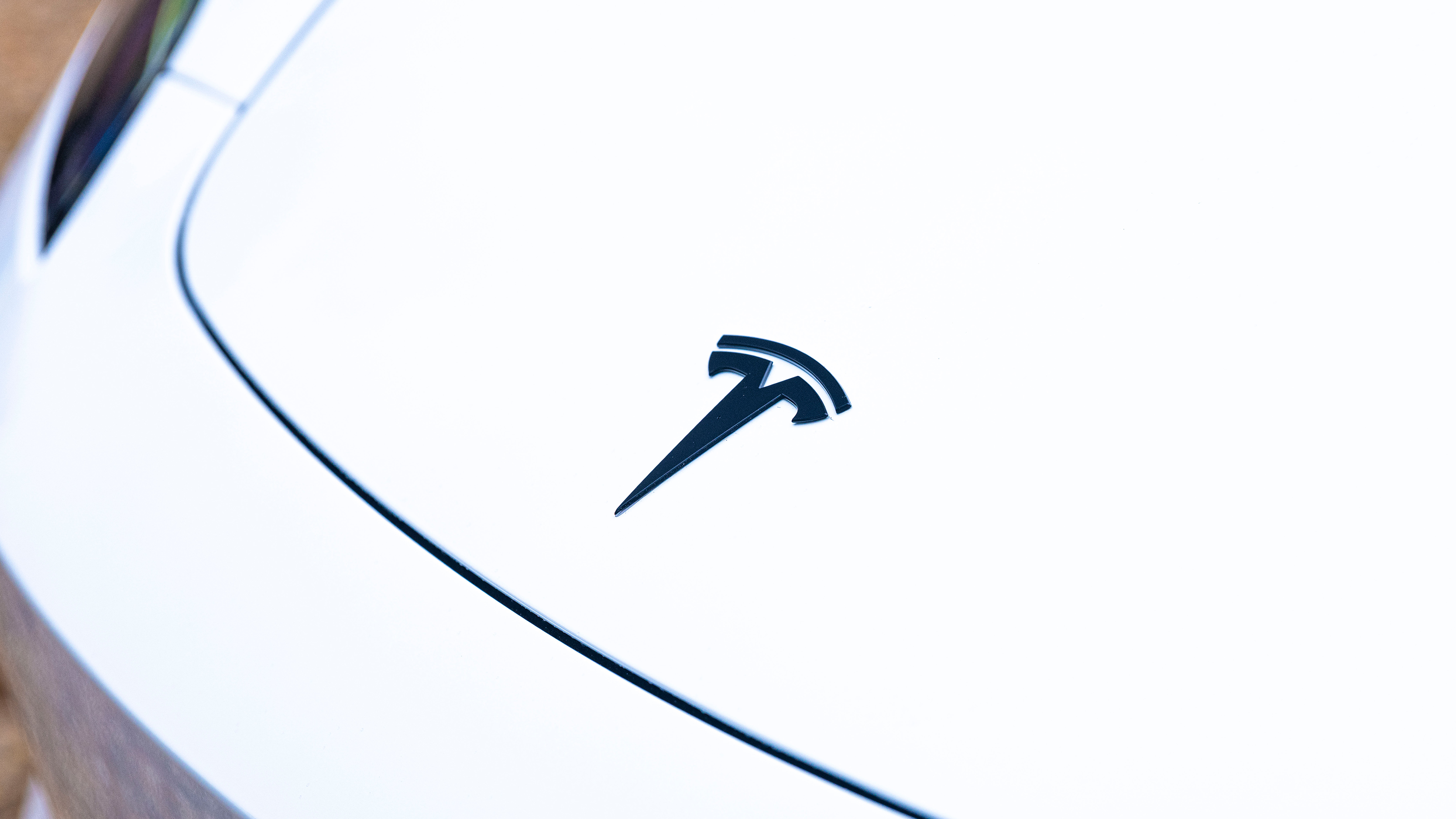 Tesla Model 3 RWD - bonnet badge