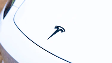 Tesla Model 3 RWD - bonnet badge
