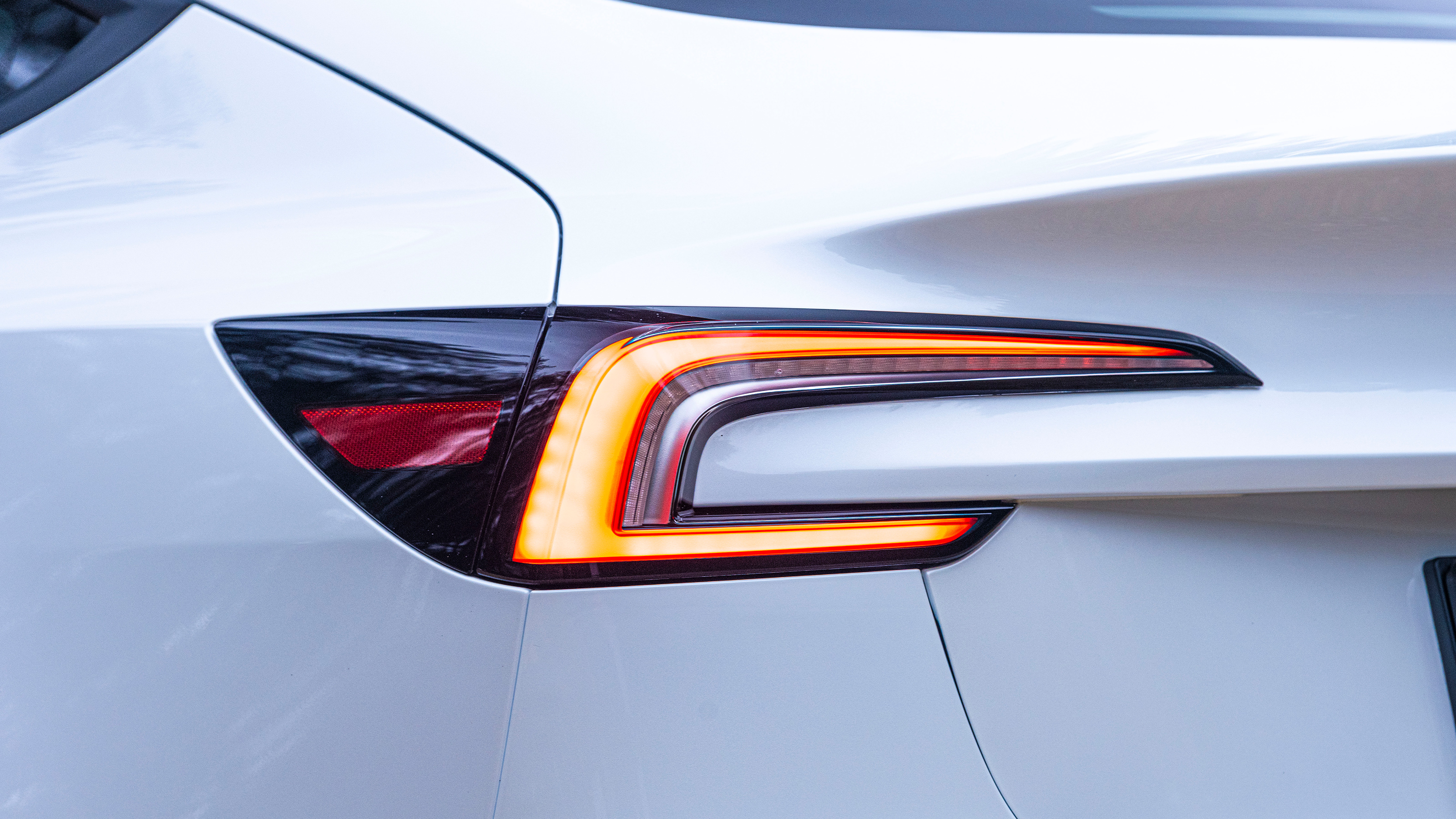 Tesla Model 3 RWD - tail light