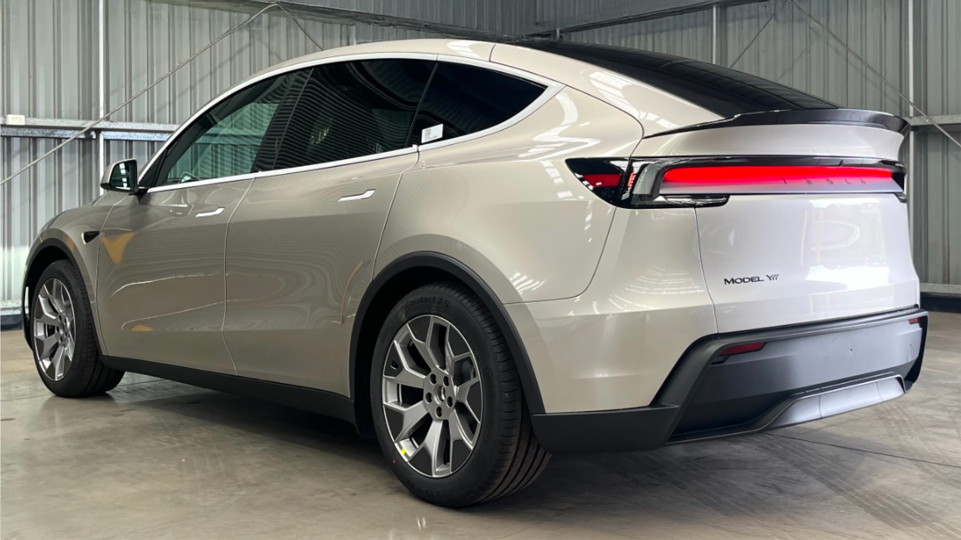 Tesla Model Y 6-seater - rear