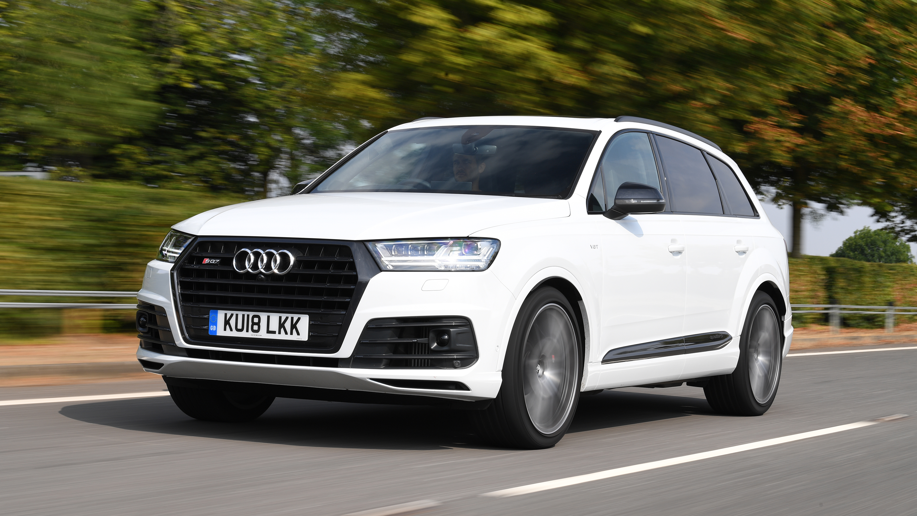 Three-car garage - Audi SQ7