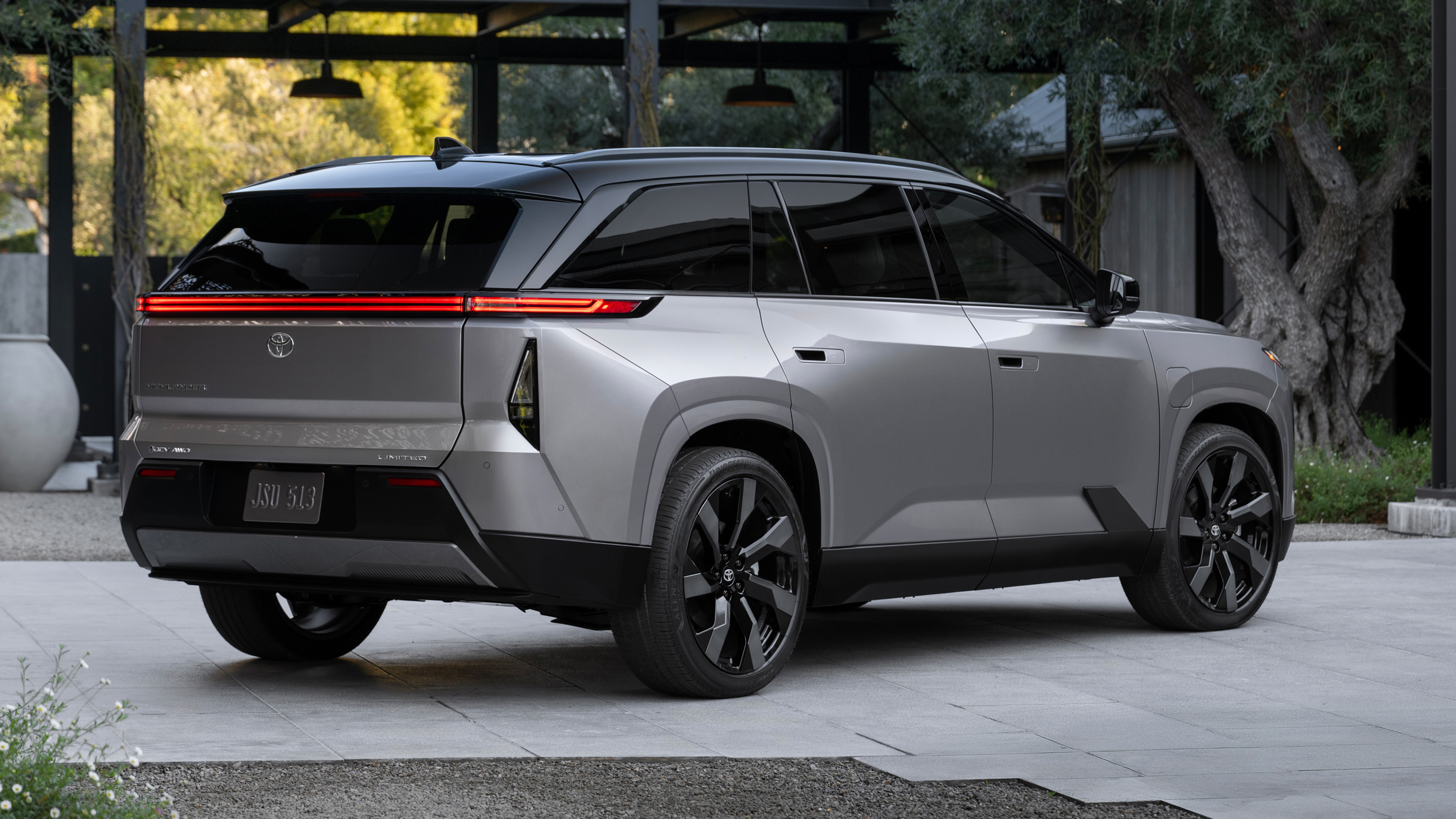 Toyota Highlander BEV - rear 3/4
