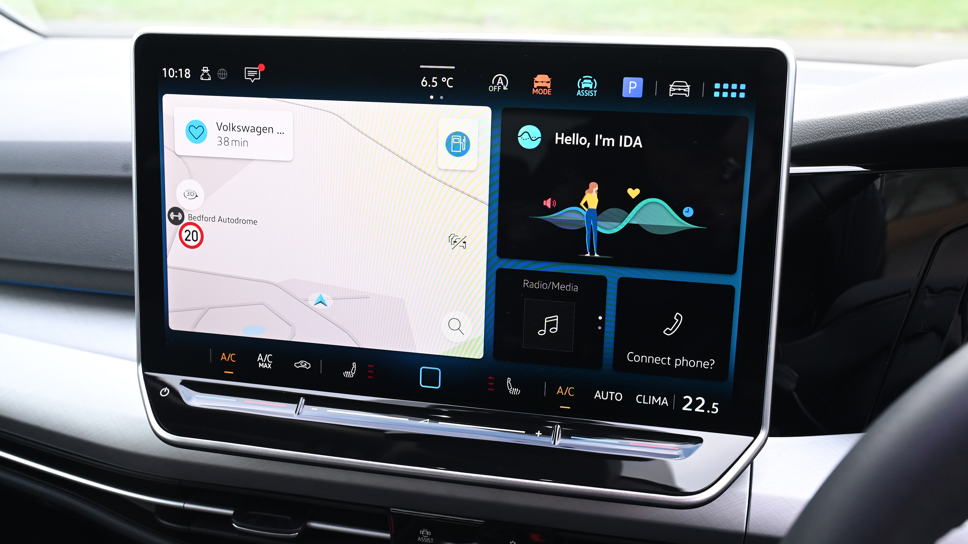 Volkswagen Golf - infotainment screen