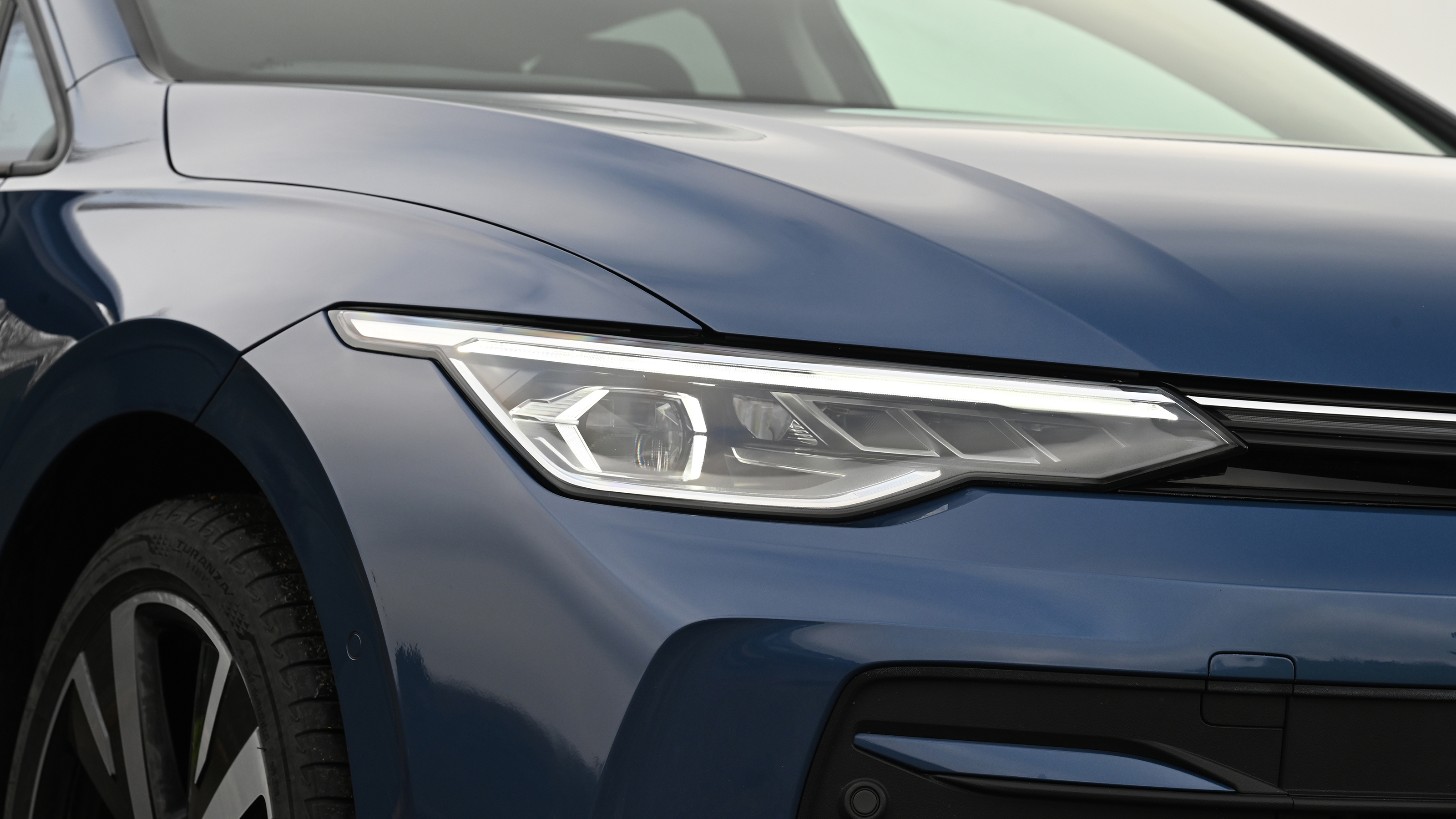 Volkswagen Golf - headlight