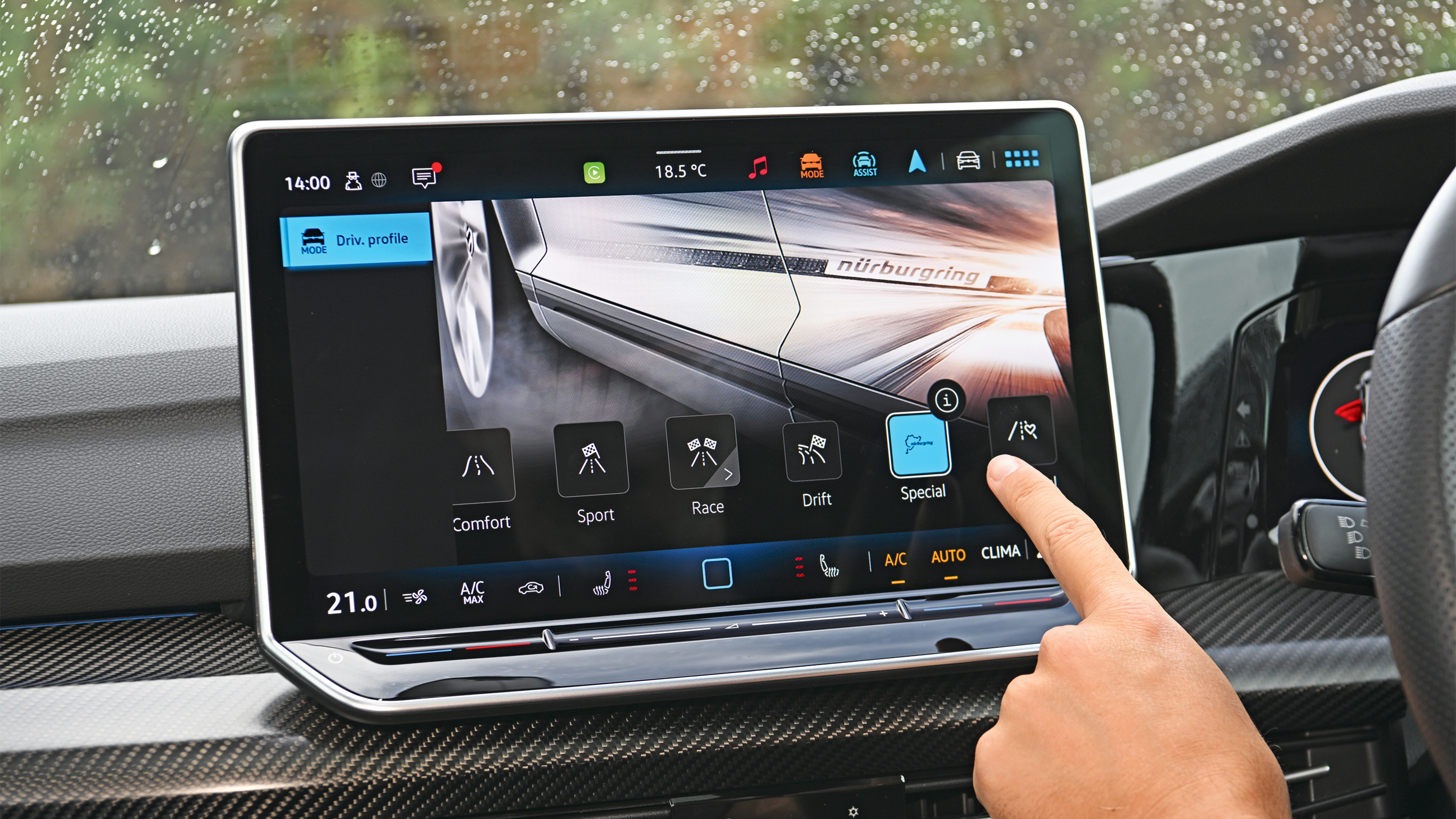 Volkswagen Golf R - infotainment