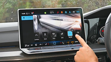 Volkswagen Golf R - infotainment