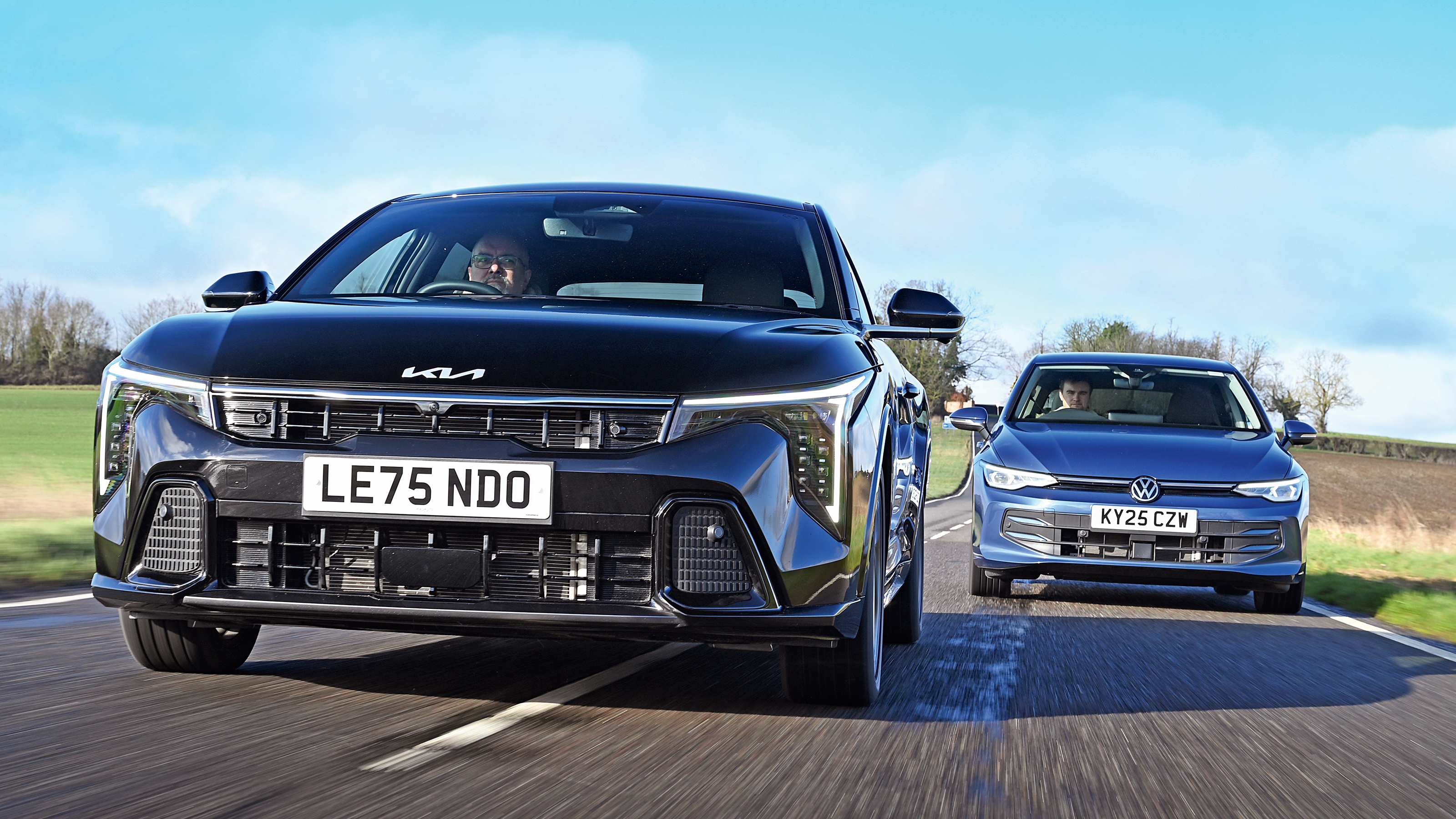Volkswagen Golf vs Kia K4 - front tracking