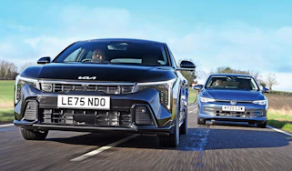 Volkswagen Golf vs Kia K4 - front tracking