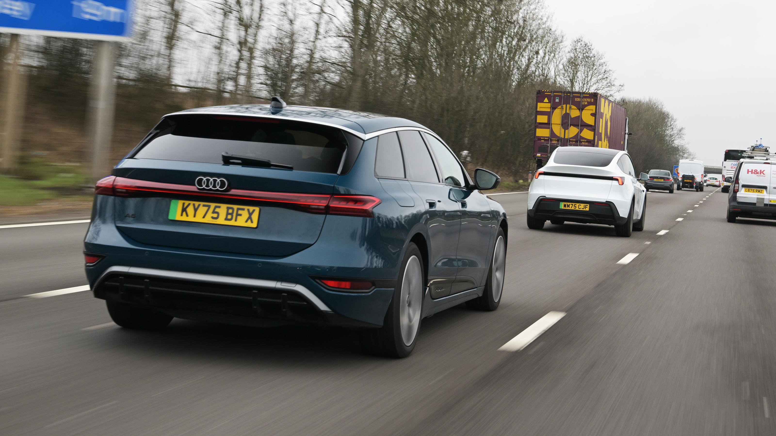Winter range test - Audi and Tesla on motorway