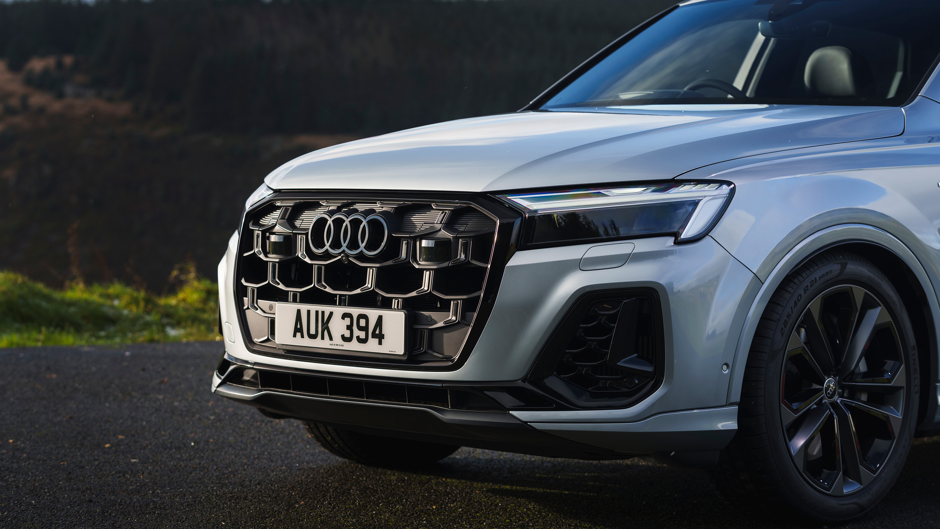 Audi Q7 - headlights and grill