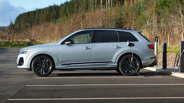 Audi Q7 - side profile charging