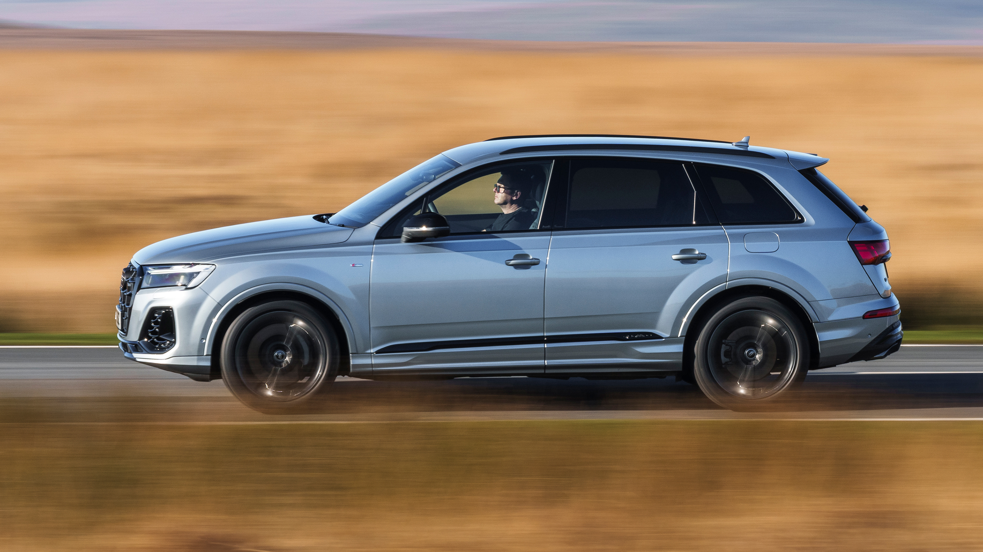 Audi Q7 - side profile