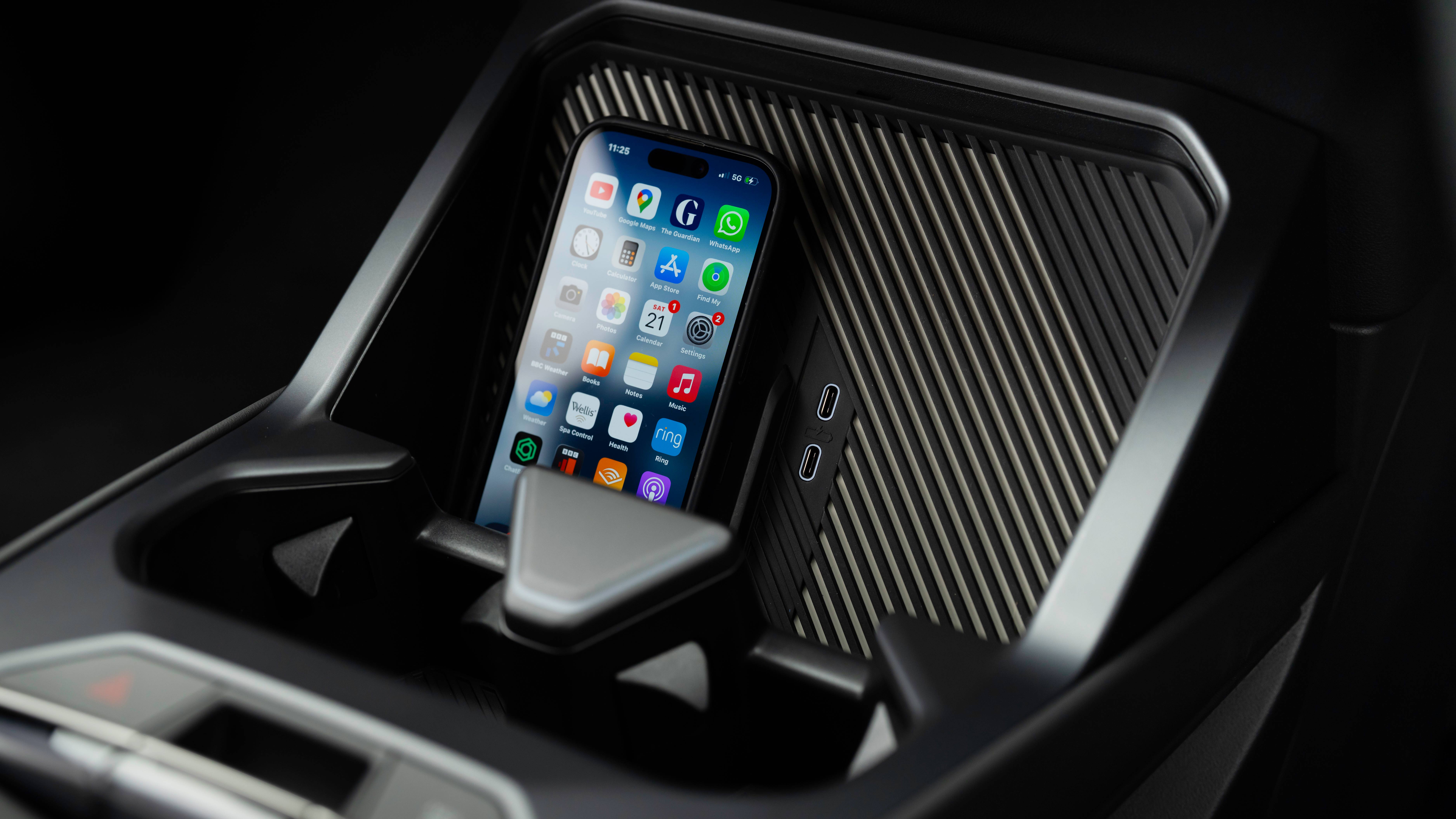 BMW iX3 M Sport - wireless phone charging