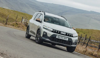 Dacia Jogger Hybrid 155 - front cornering