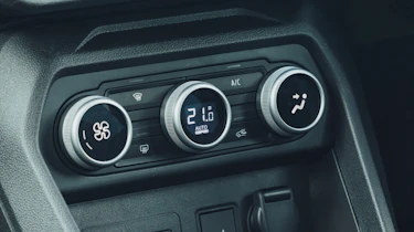 Dacia Jogger Hybrid 155 - climate controls dials
