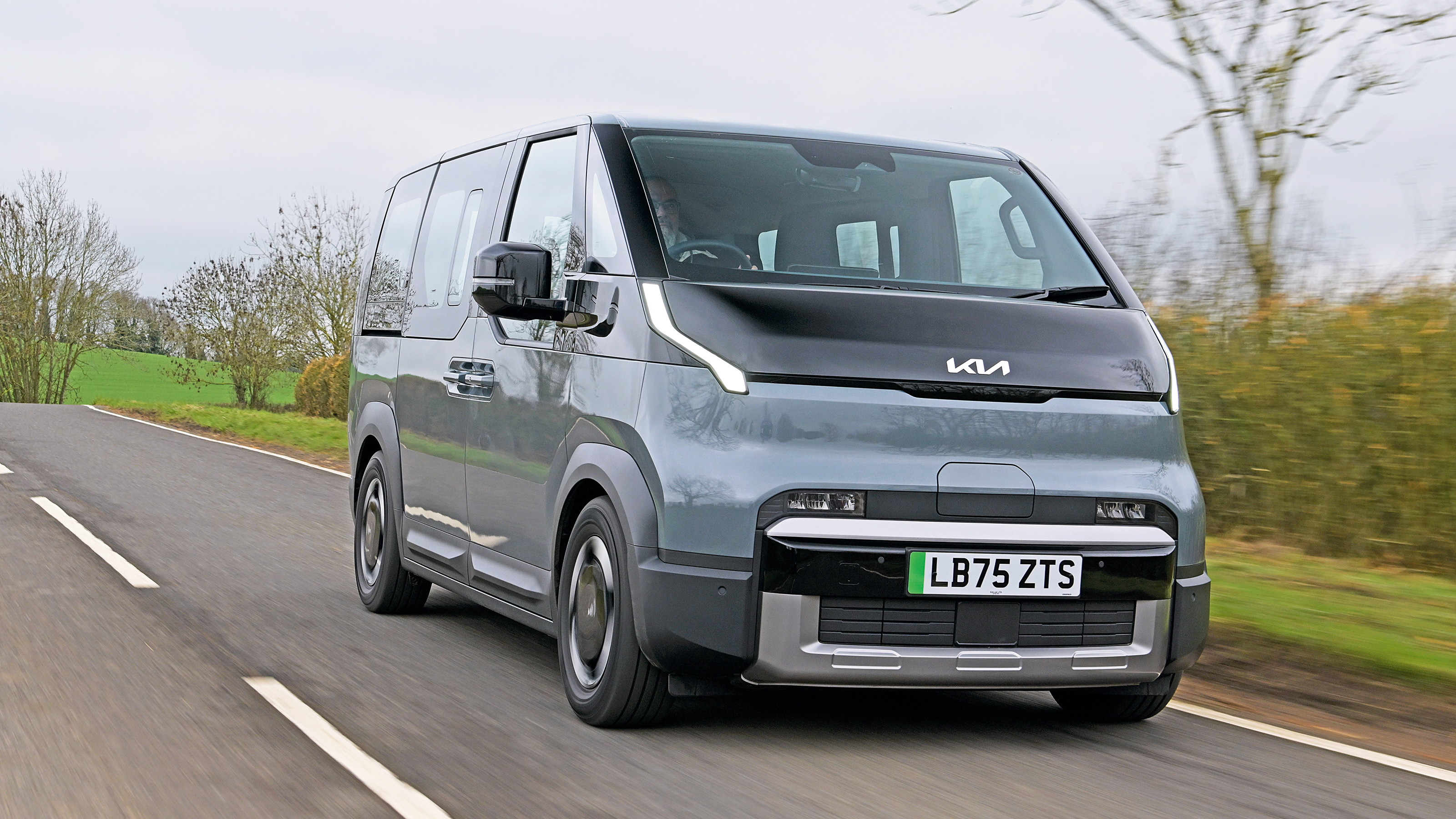 Kia PV5 Passenger - front 3/4