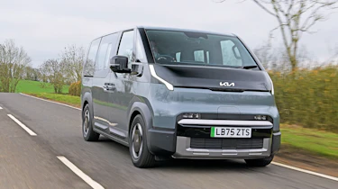 Kia PV5 Passenger - front 3/4