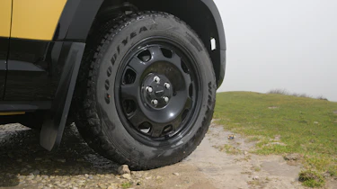 Land Rover Defender 110 Trophy Edition - wheel