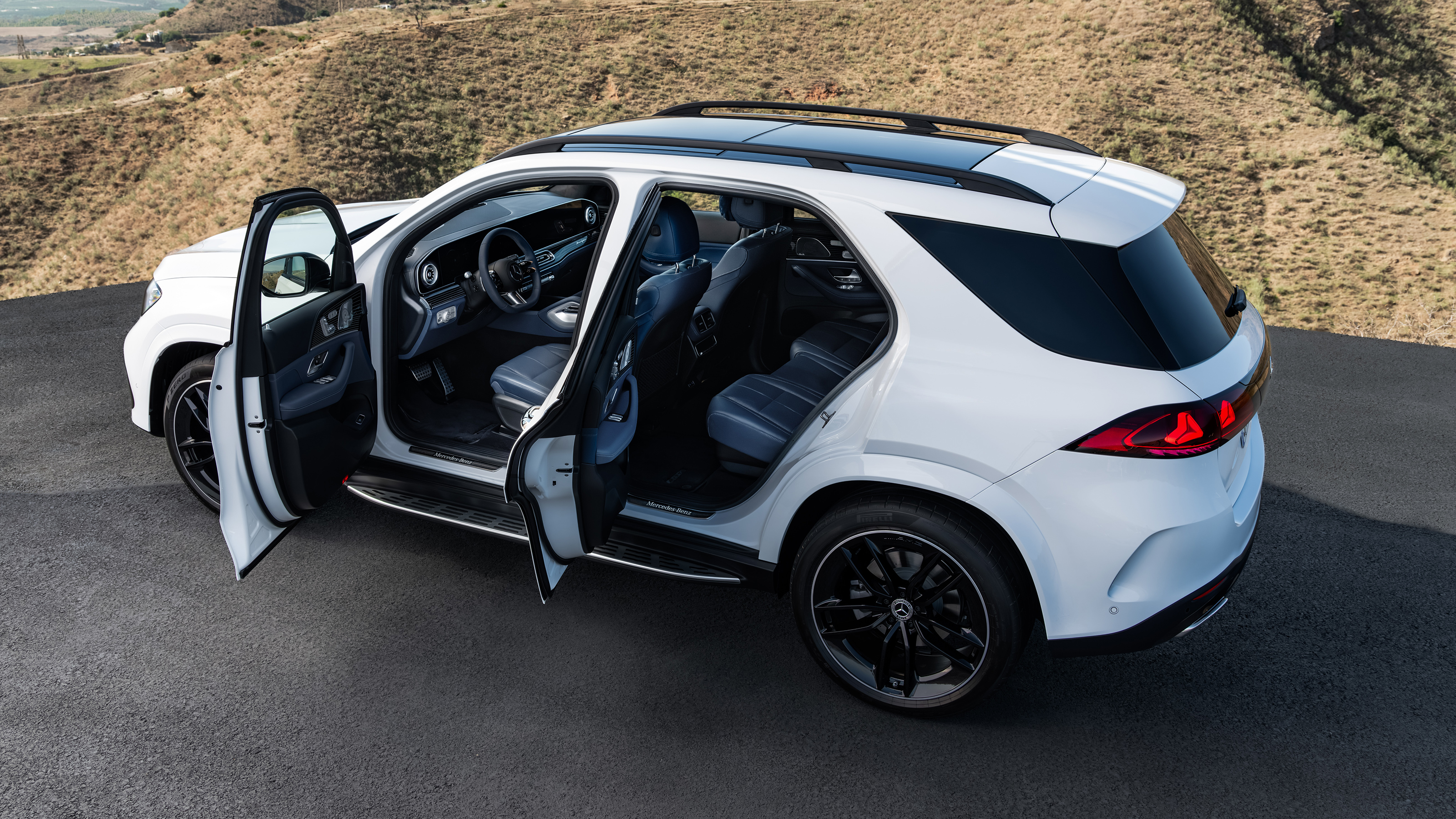 Mercedes GLE - doors open