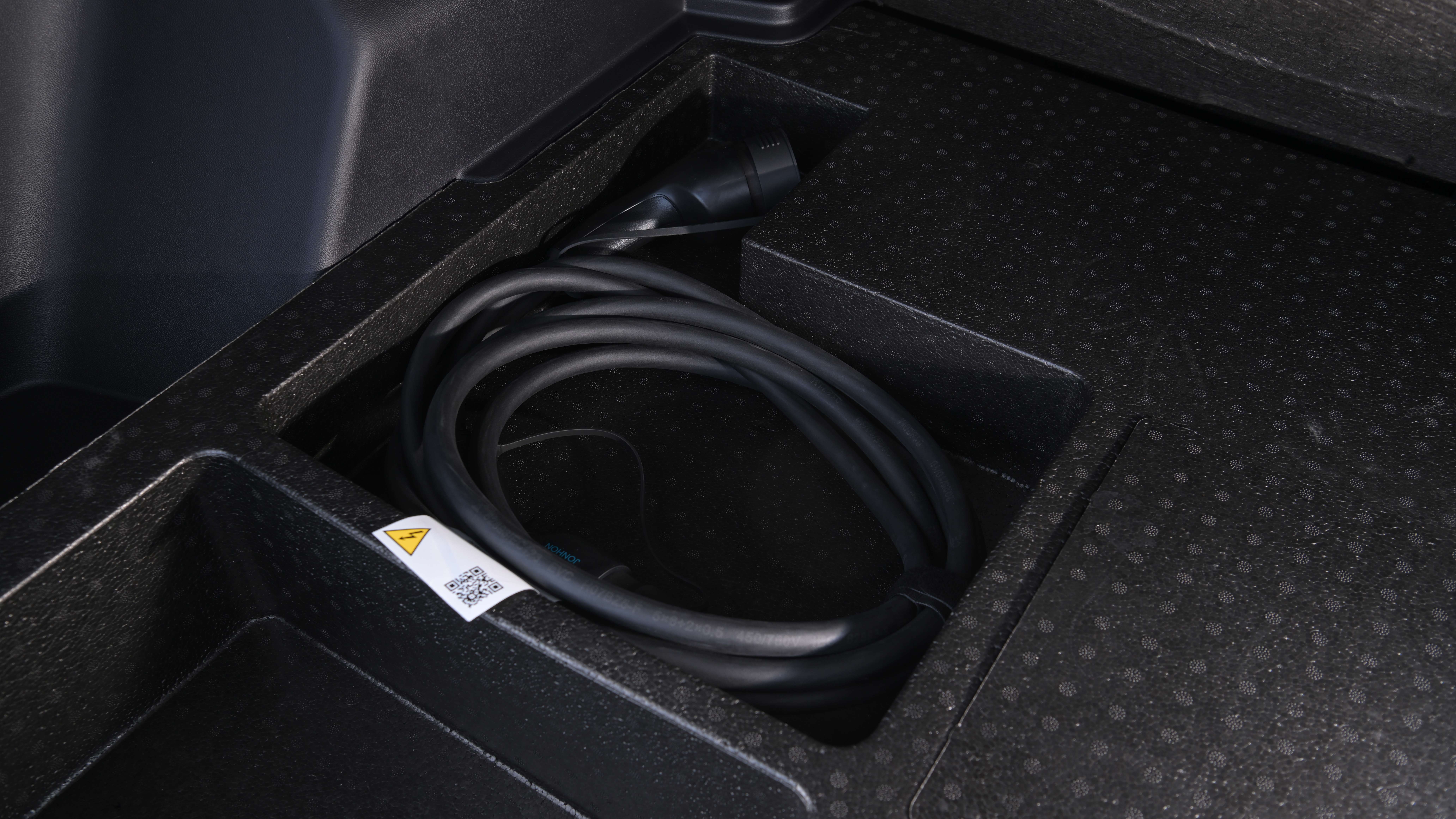 Omoda 7 - cable storage