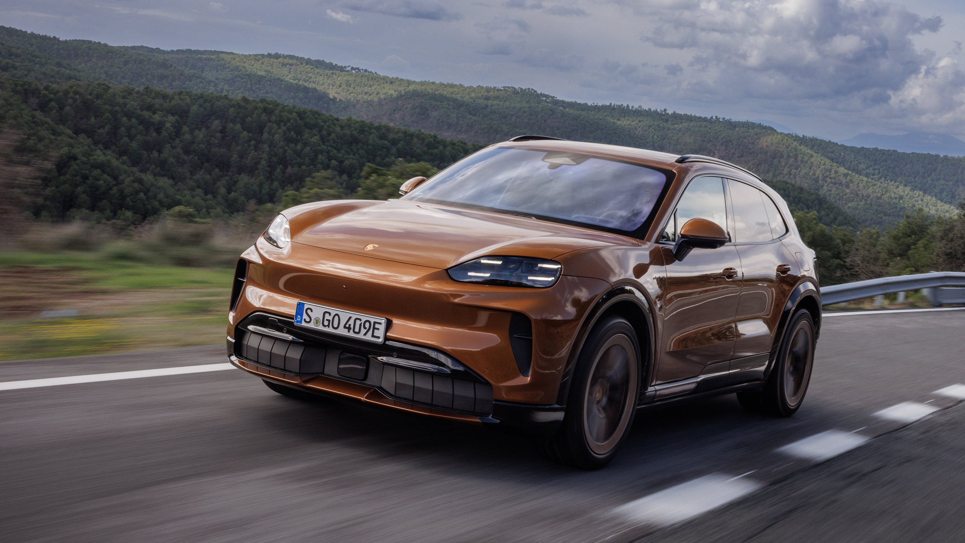 Porsche Cayenne Electric - front tracking