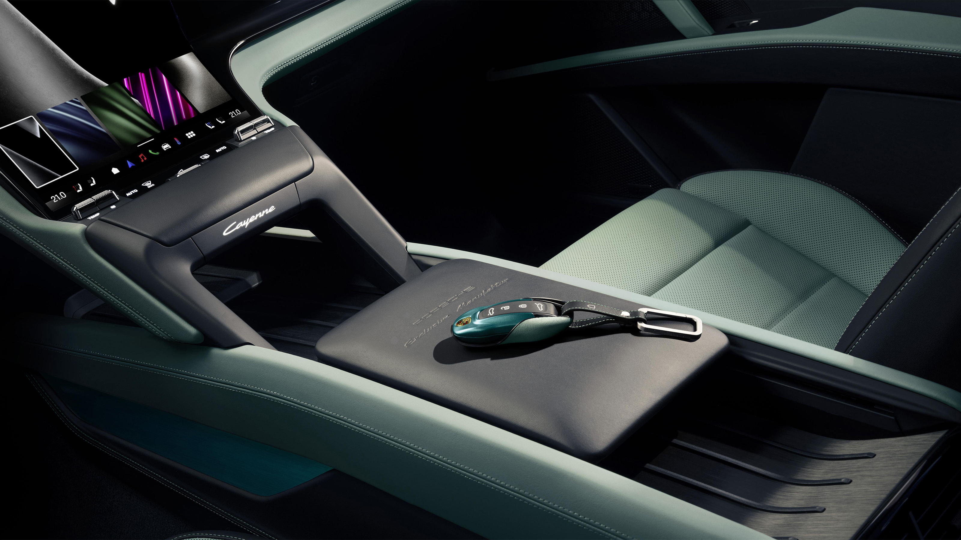 Porsche Cayenne Electric S - centre console and key