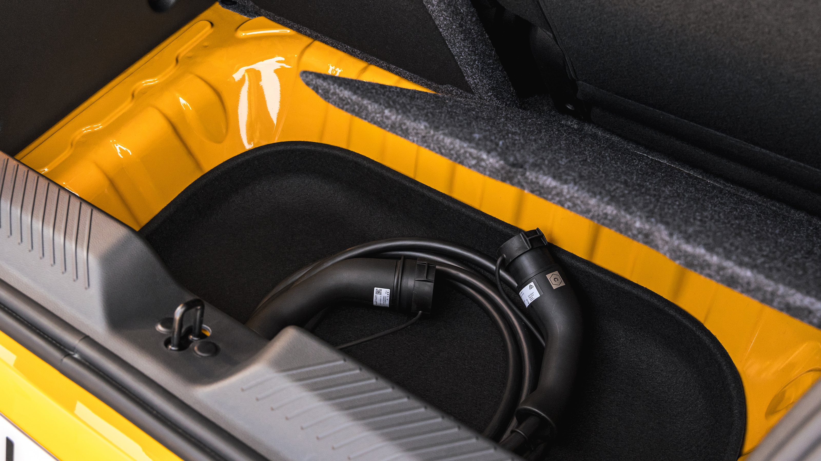 Renault Twingo - cable storage