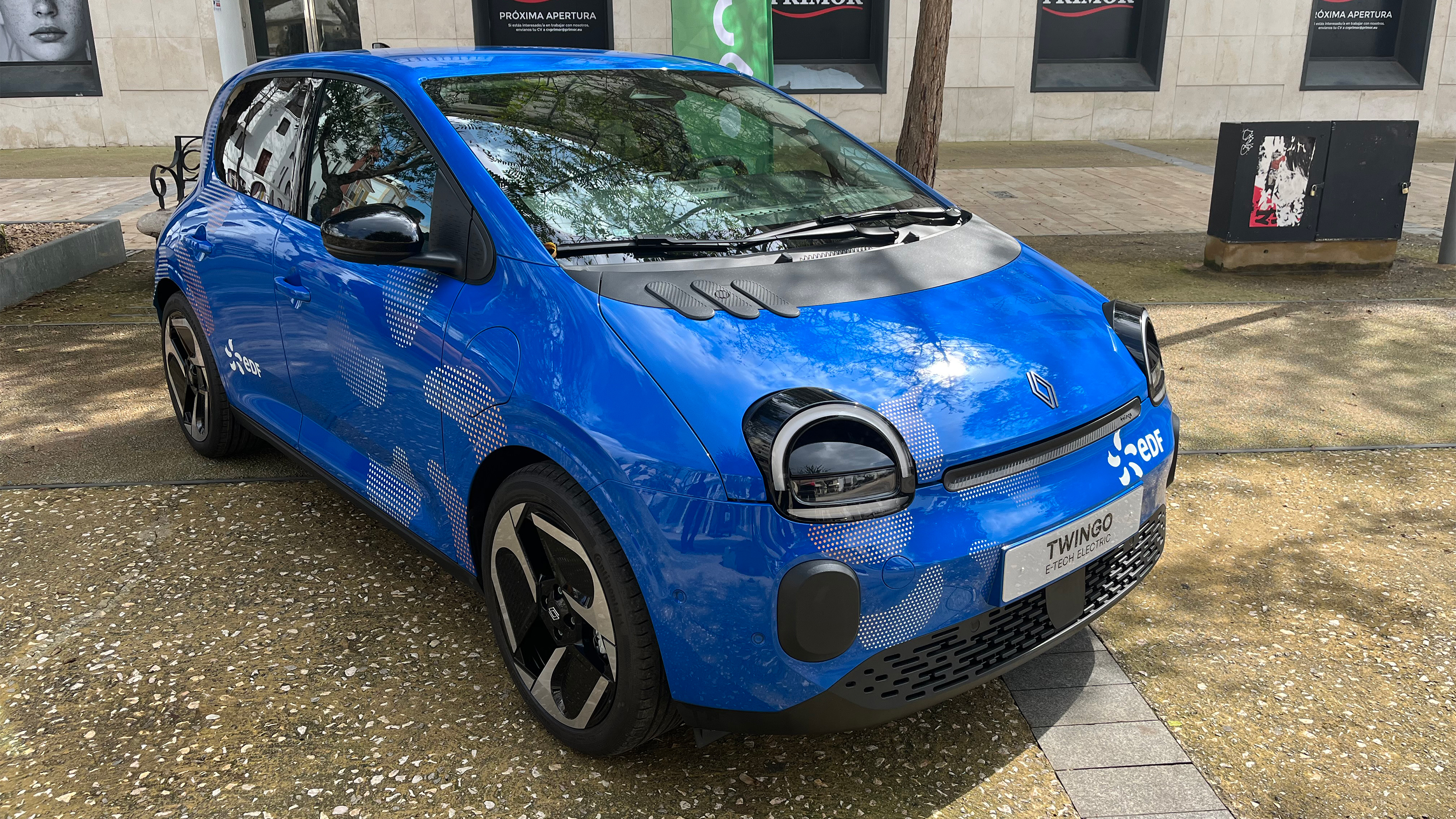 Renault Twingo van concept - front 3/4
