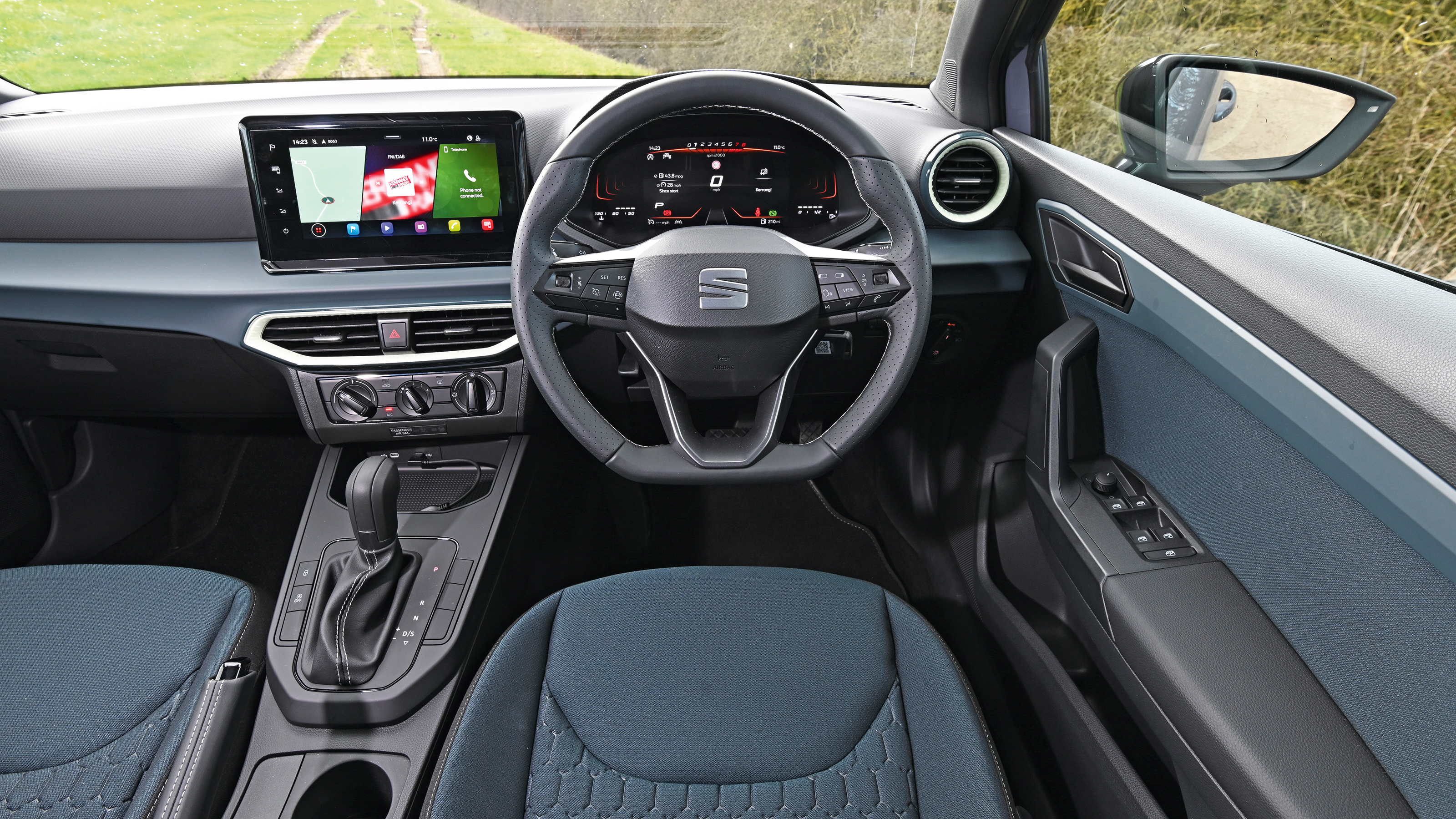 SEAT Arona - driver view