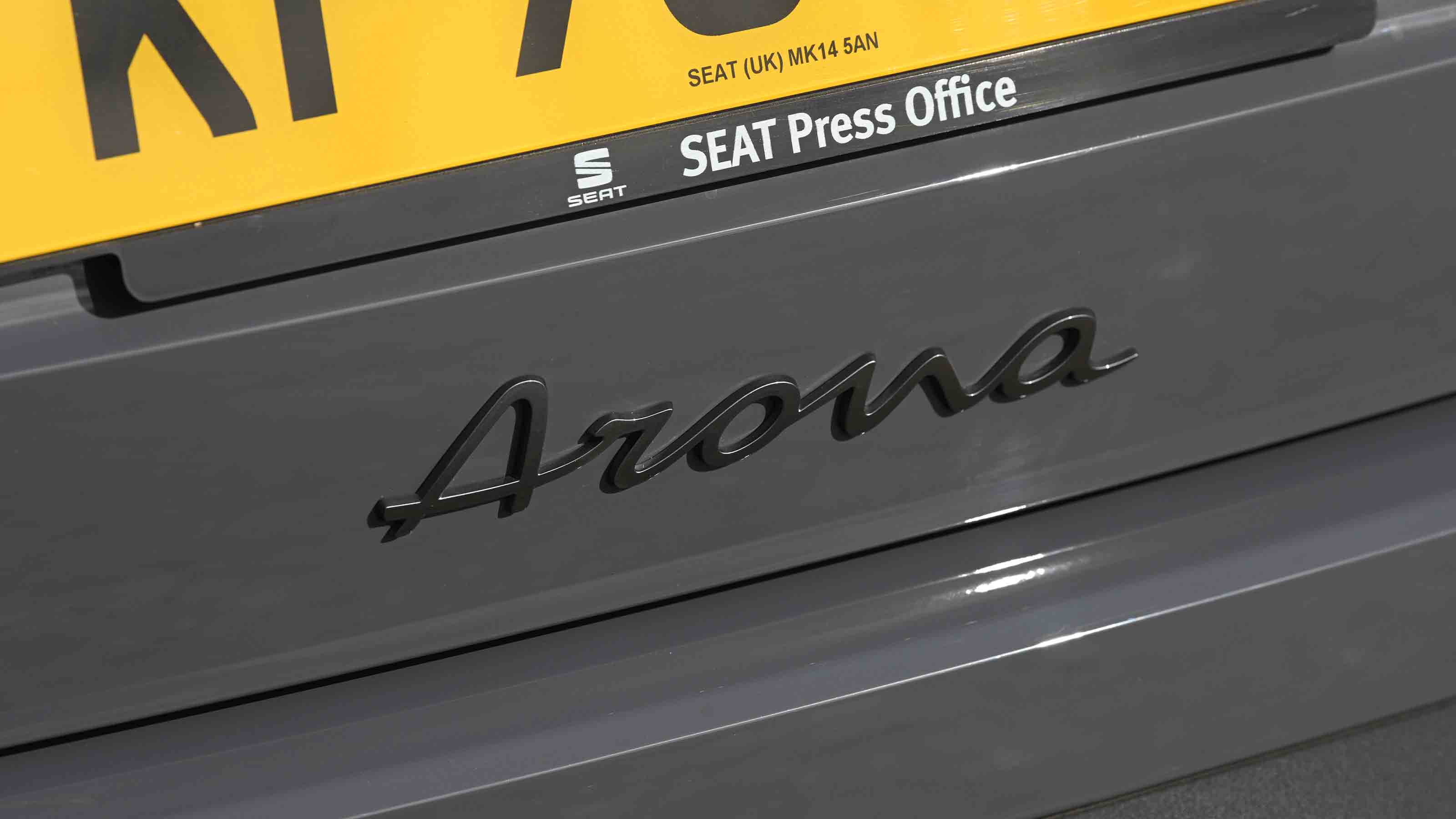 SEAT Arona - tailgate Arona badge